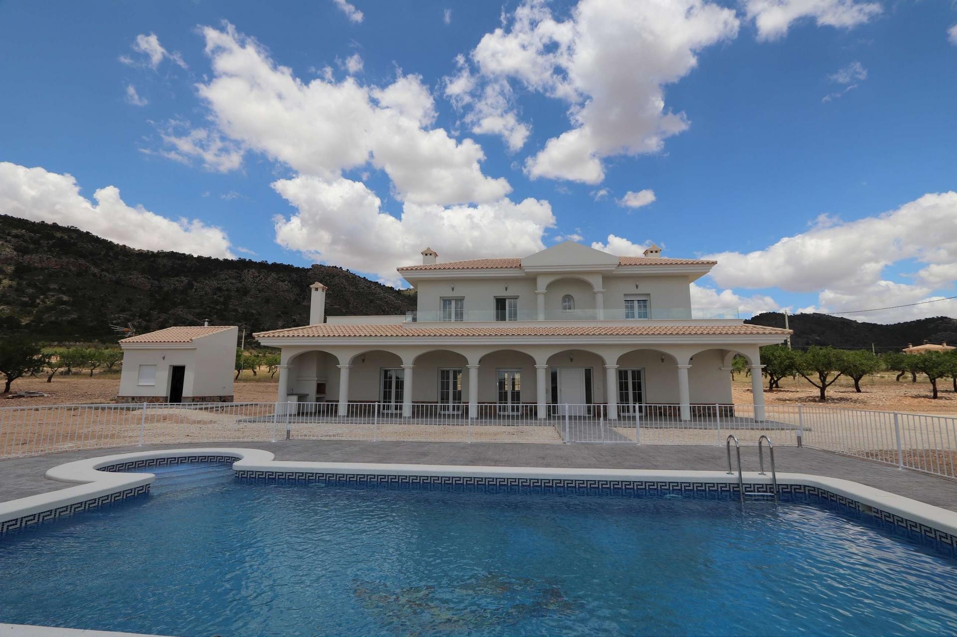 Resale - 4 Bedroom 4 Bathroom Villa in Pinoso -  - Alicante