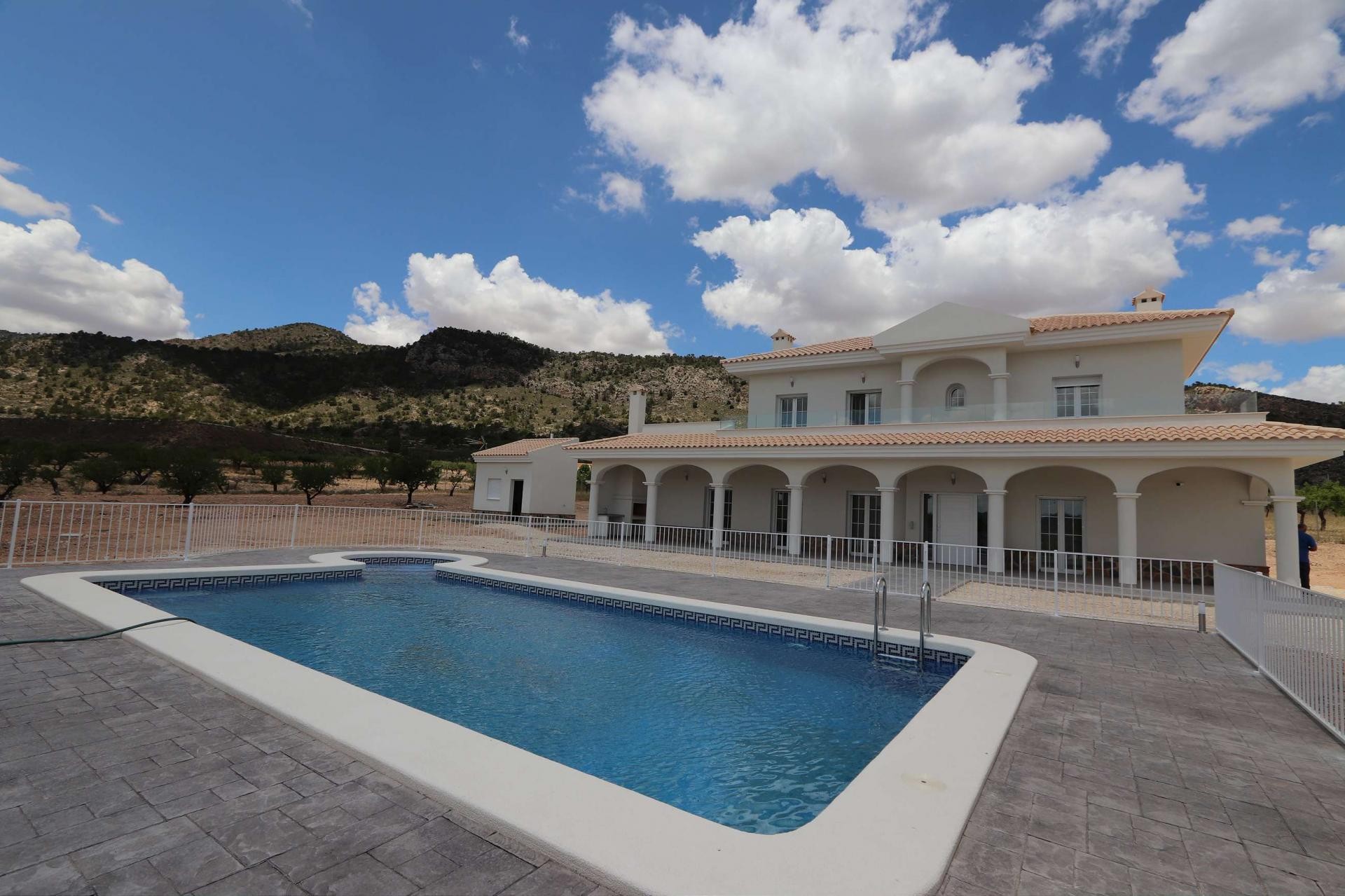 Resale - 4 Bedroom 4 Bathroom Villa in Pinoso -  - Alicante