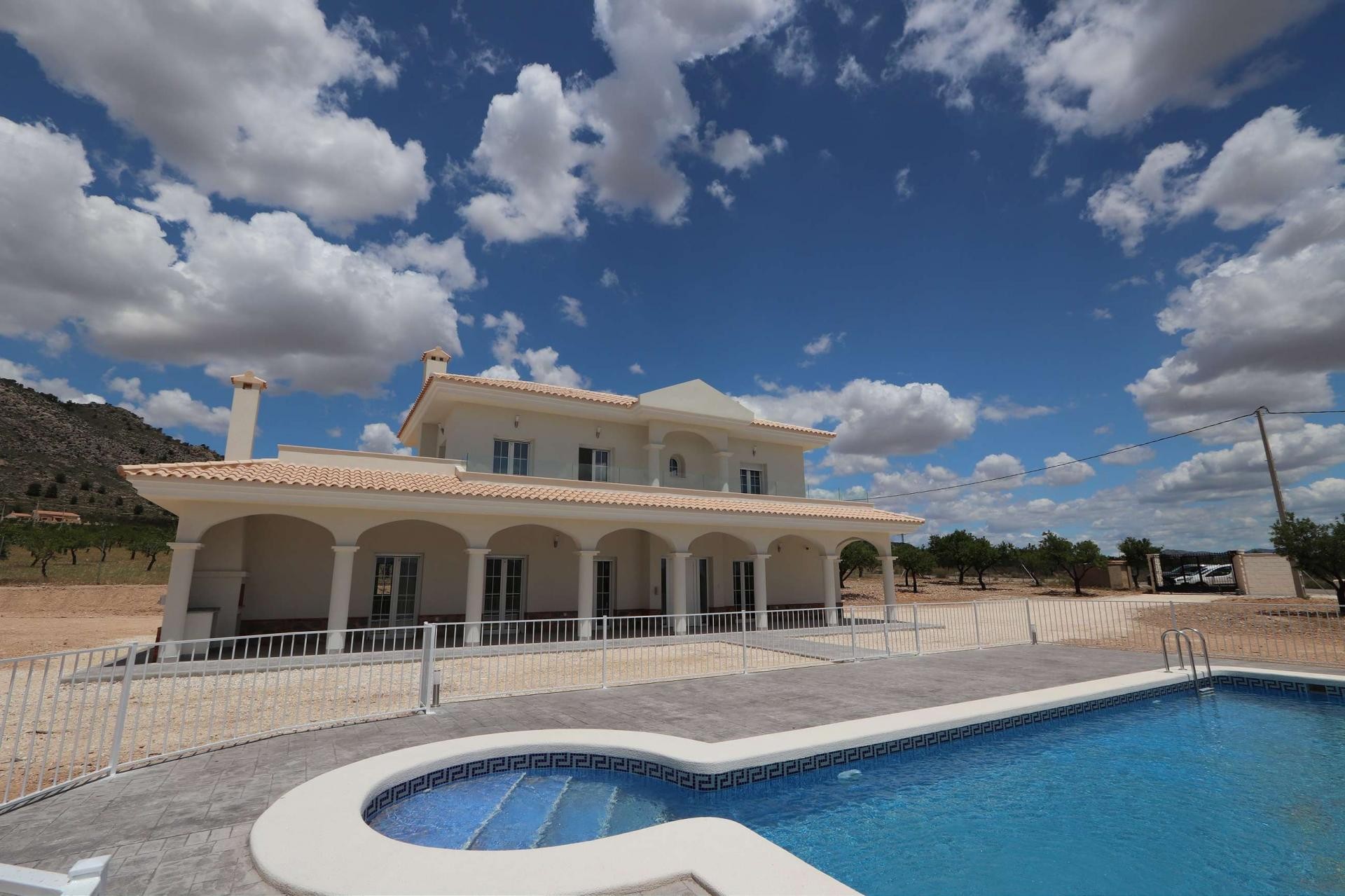 Resale - 4 Bedroom 4 Bathroom Villa in Pinoso -  - Alicante