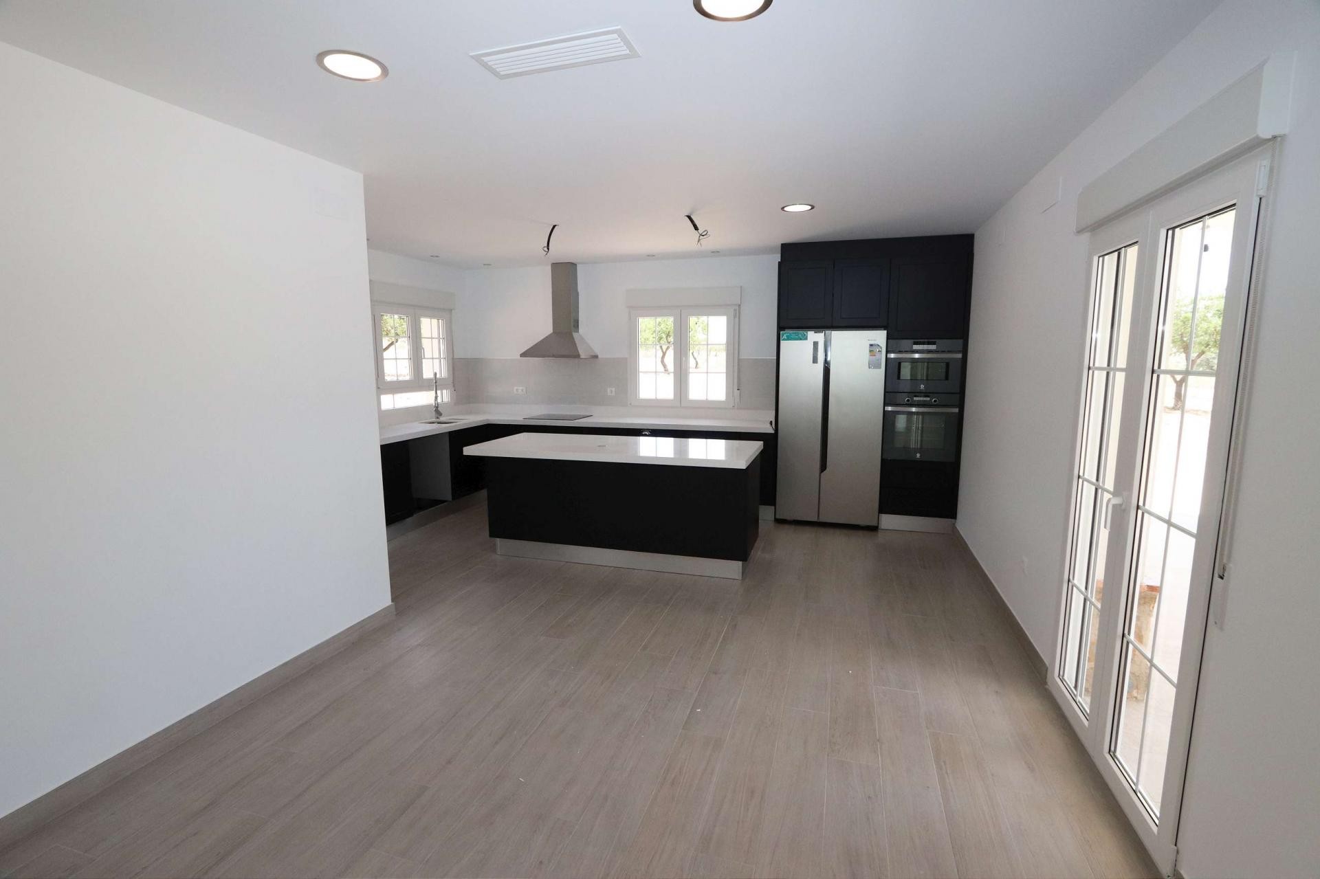 Resale - 4 Bedroom 4 Bathroom Villa in Pinoso -  - Alicante