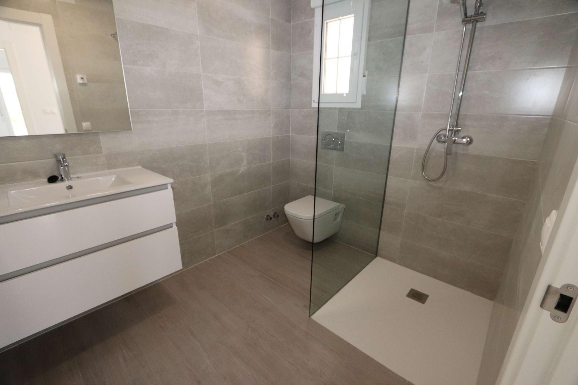 Resale - 4 Bedroom 4 Bathroom Villa in Pinoso -  - Alicante