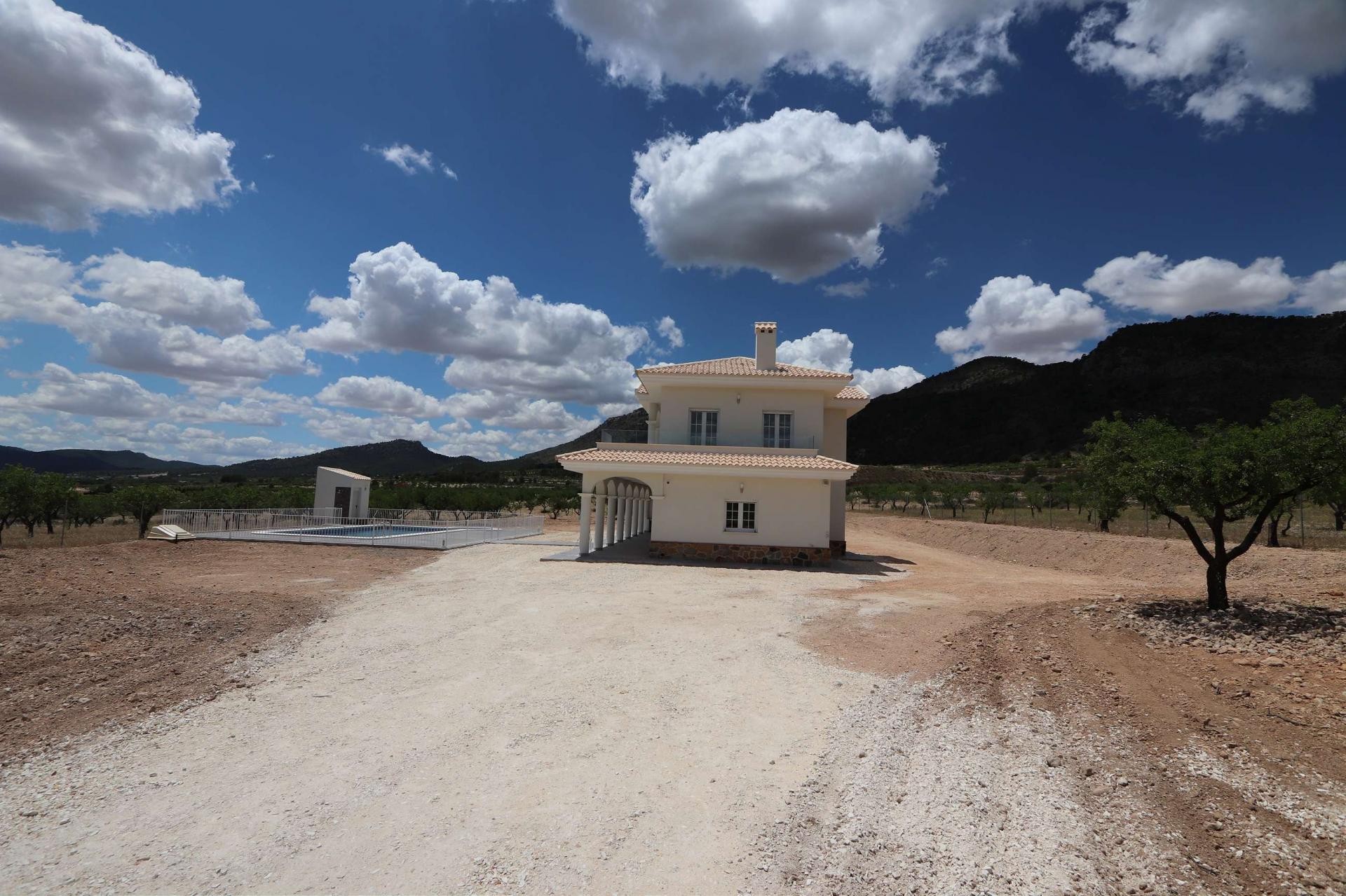 Resale - 4 Bedroom 4 Bathroom Villa in Pinoso -  - Alicante