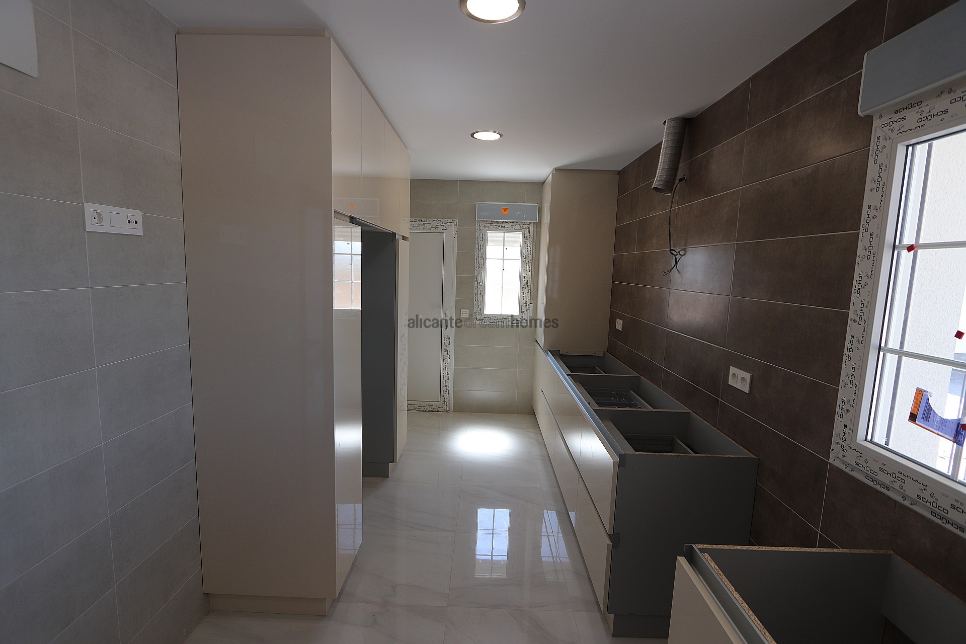 Resale - 4 Bedroom 3 Bathroom Villa in Pinoso -  - Alicante