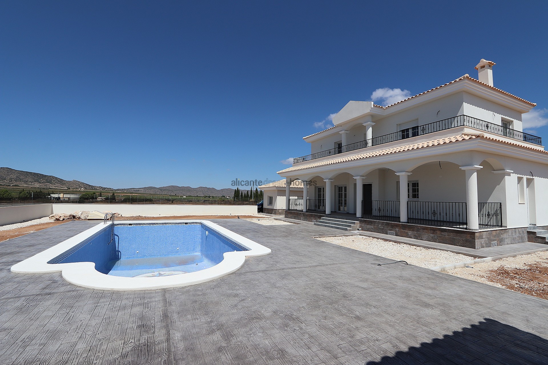 Resale - 4 Bedroom 3 Bathroom Villa in Pinoso -  - Alicante
