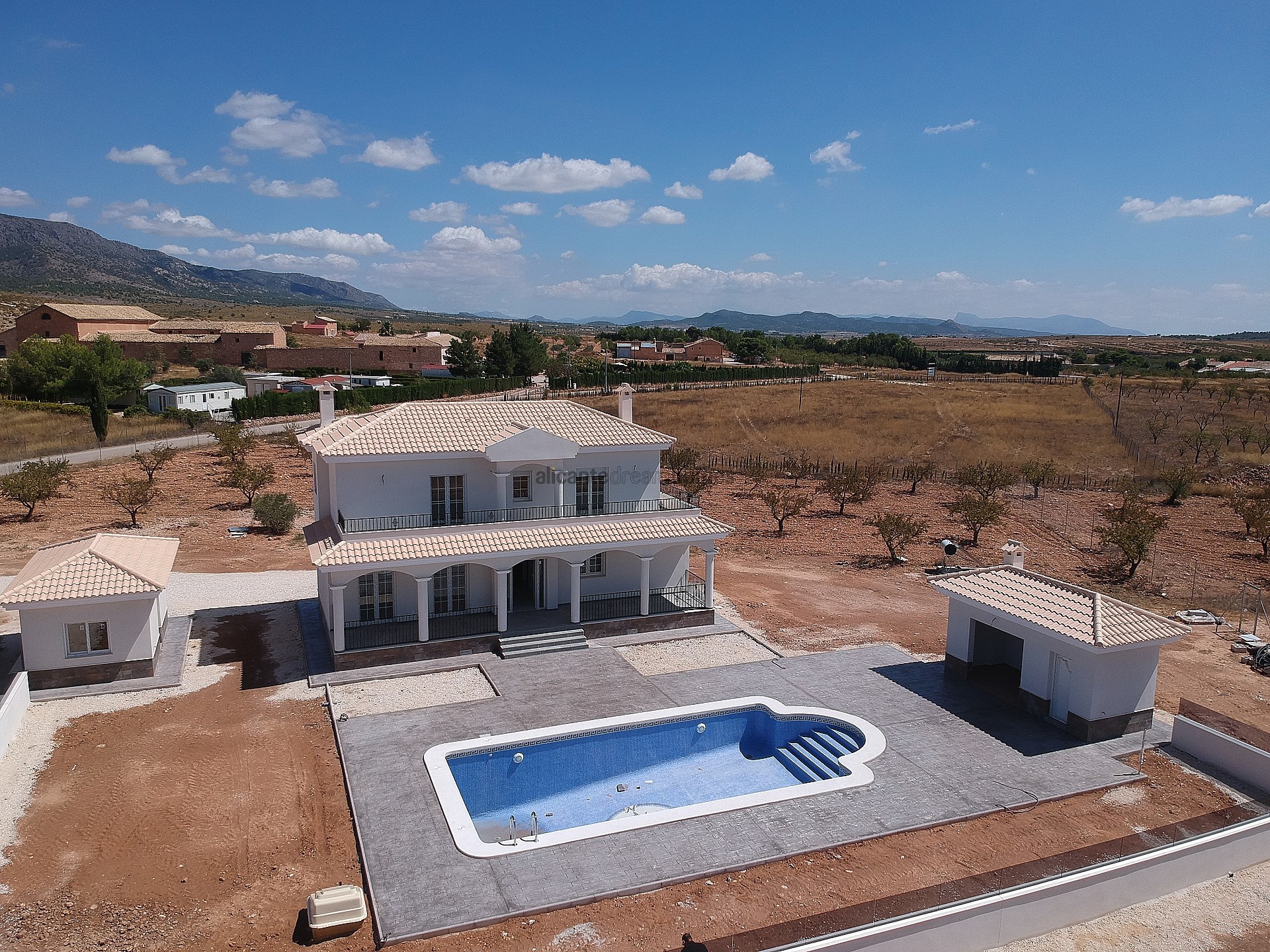 Resale - 4 Bedroom 3 Bathroom Villa in Pinoso -  - Alicante