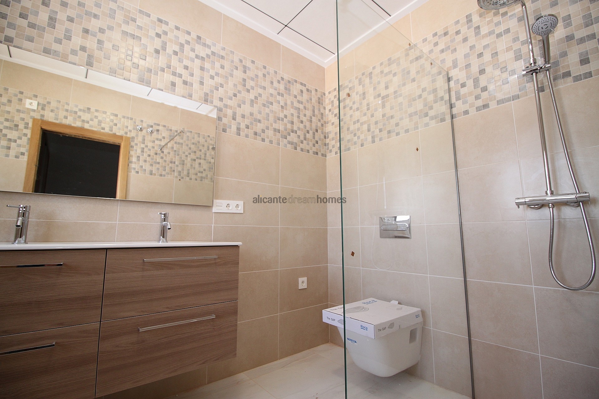 Resale - 4 Bedroom 3 Bathroom Villa in Pinoso -  - Alicante