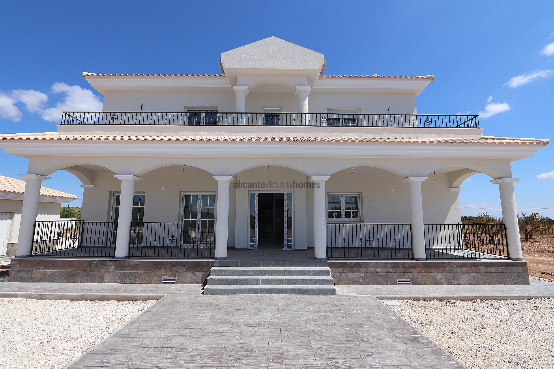 Resale - 4 Bedroom 3 Bathroom Villa in Pinoso -  - Alicante