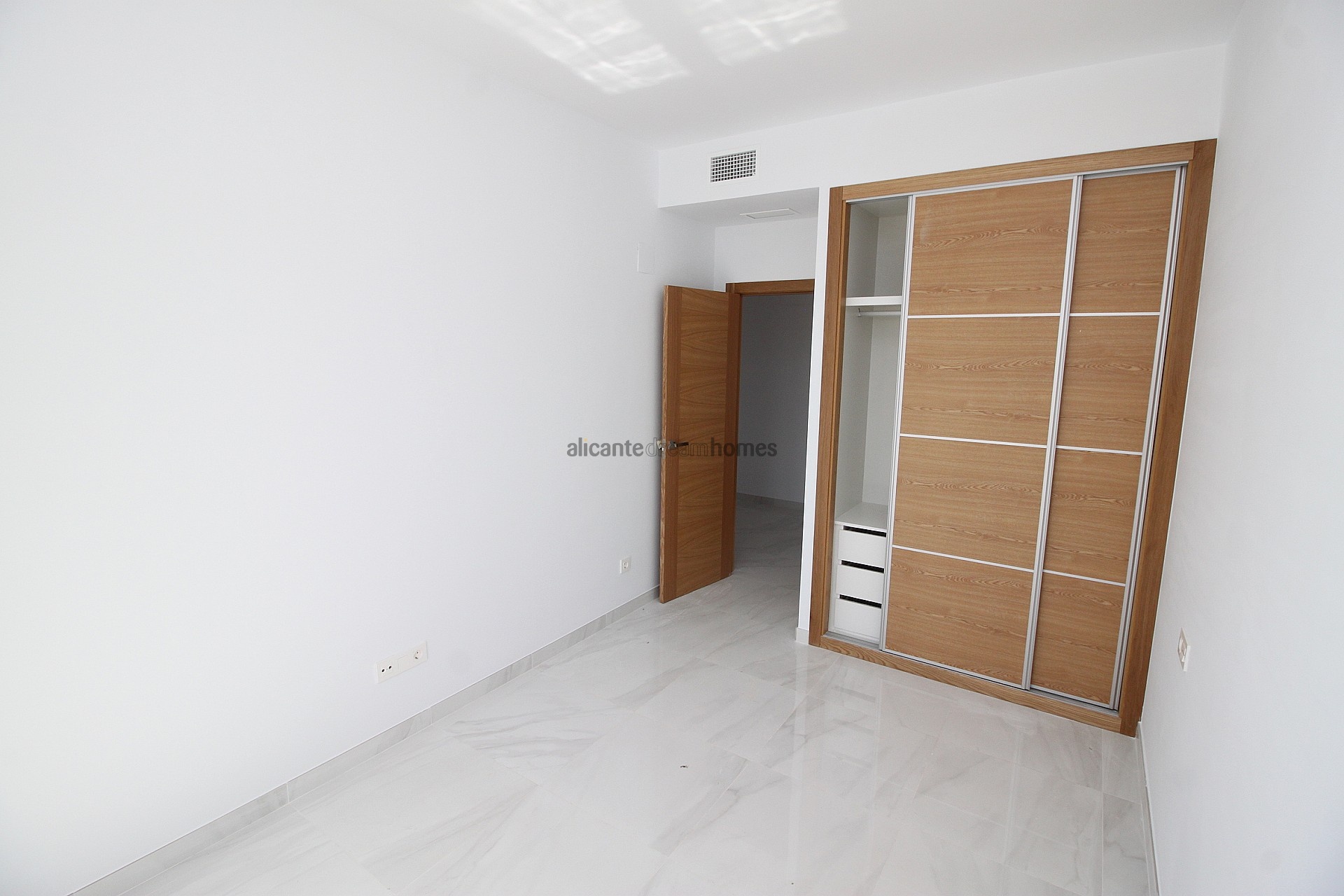 Resale - 4 Bedroom 3 Bathroom Villa in Pinoso -  - Alicante