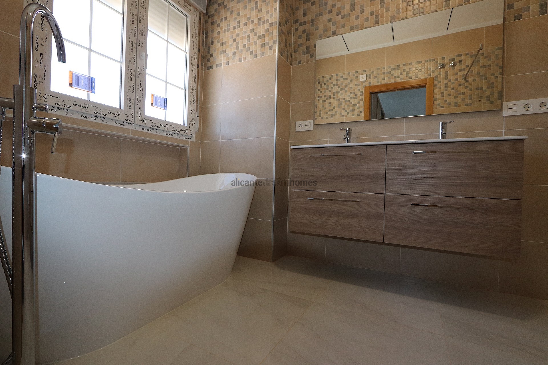 Resale - 4 Bedroom 3 Bathroom Villa in Pinoso -  - Alicante