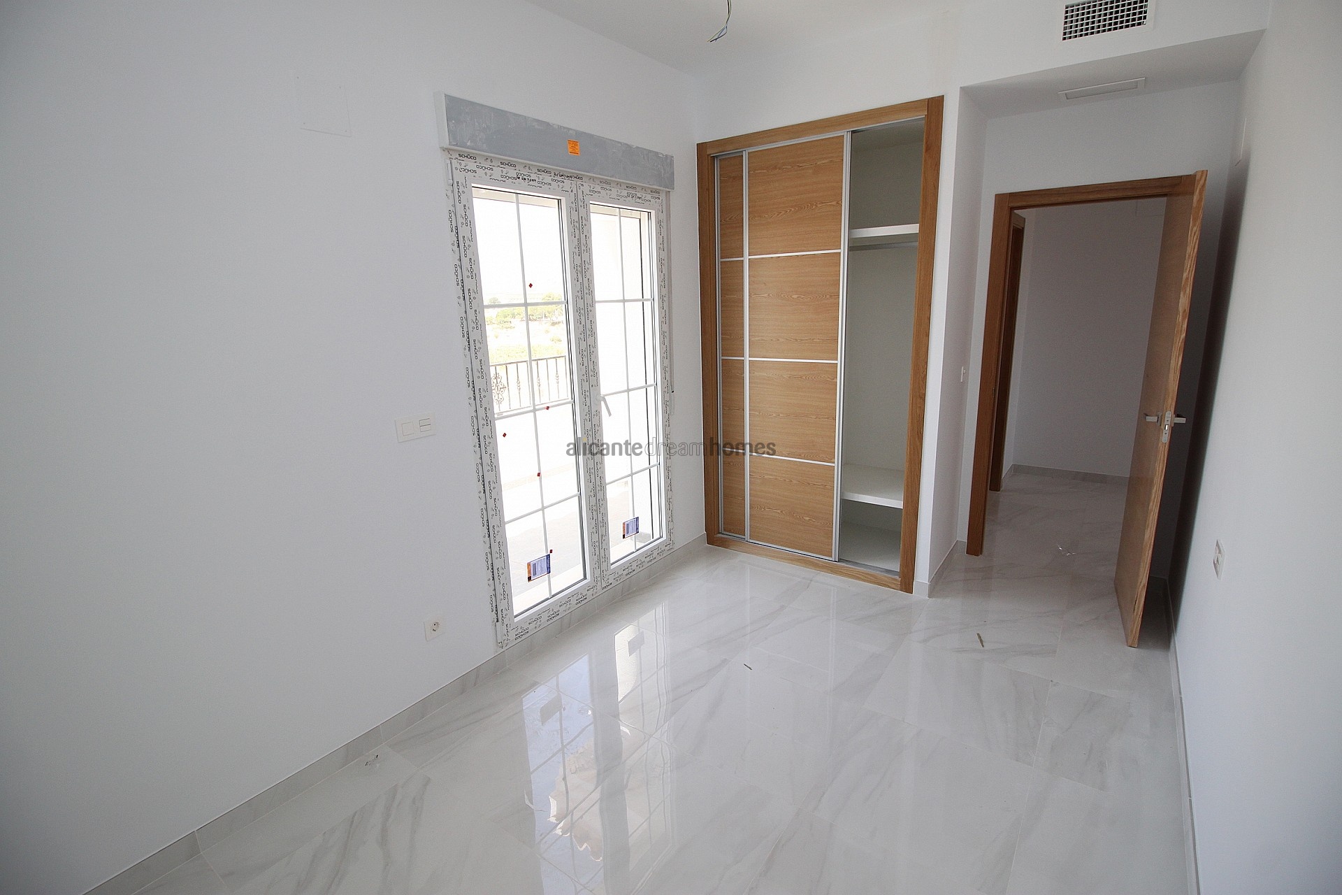 Resale - 4 Bedroom 3 Bathroom Villa in Pinoso -  - Alicante