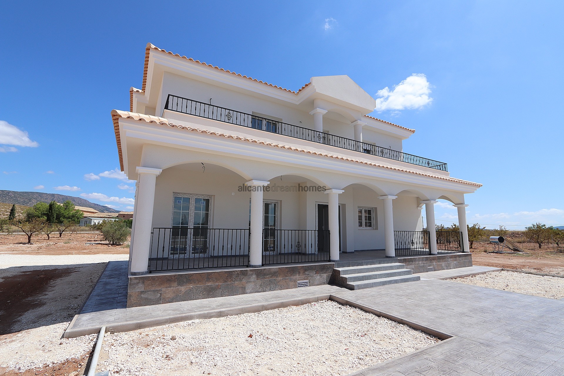 Resale - 4 Bedroom 3 Bathroom Villa in Pinoso -  - Alicante