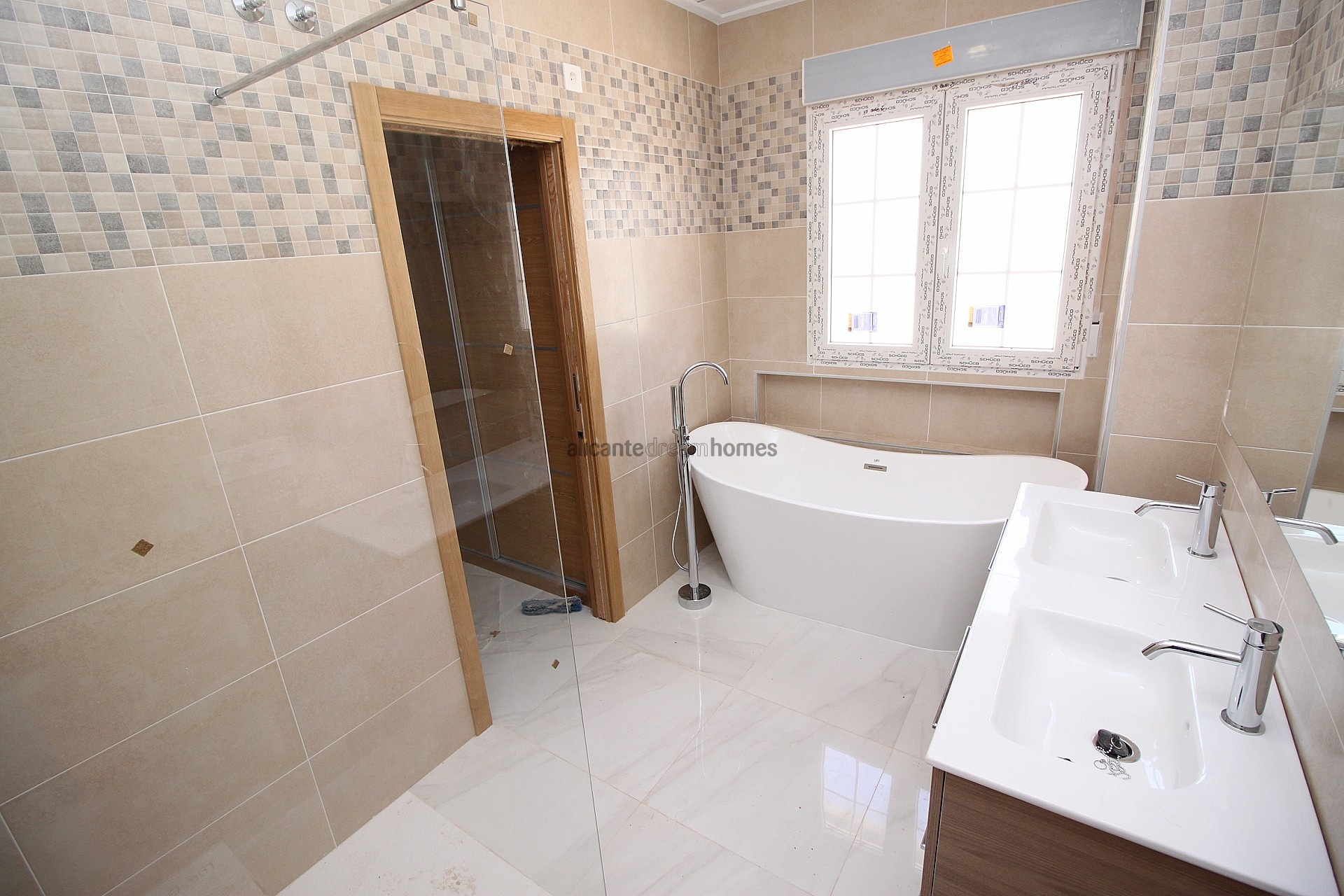 Resale - 4 Bedroom 3 Bathroom Villa in Pinoso -  - Alicante