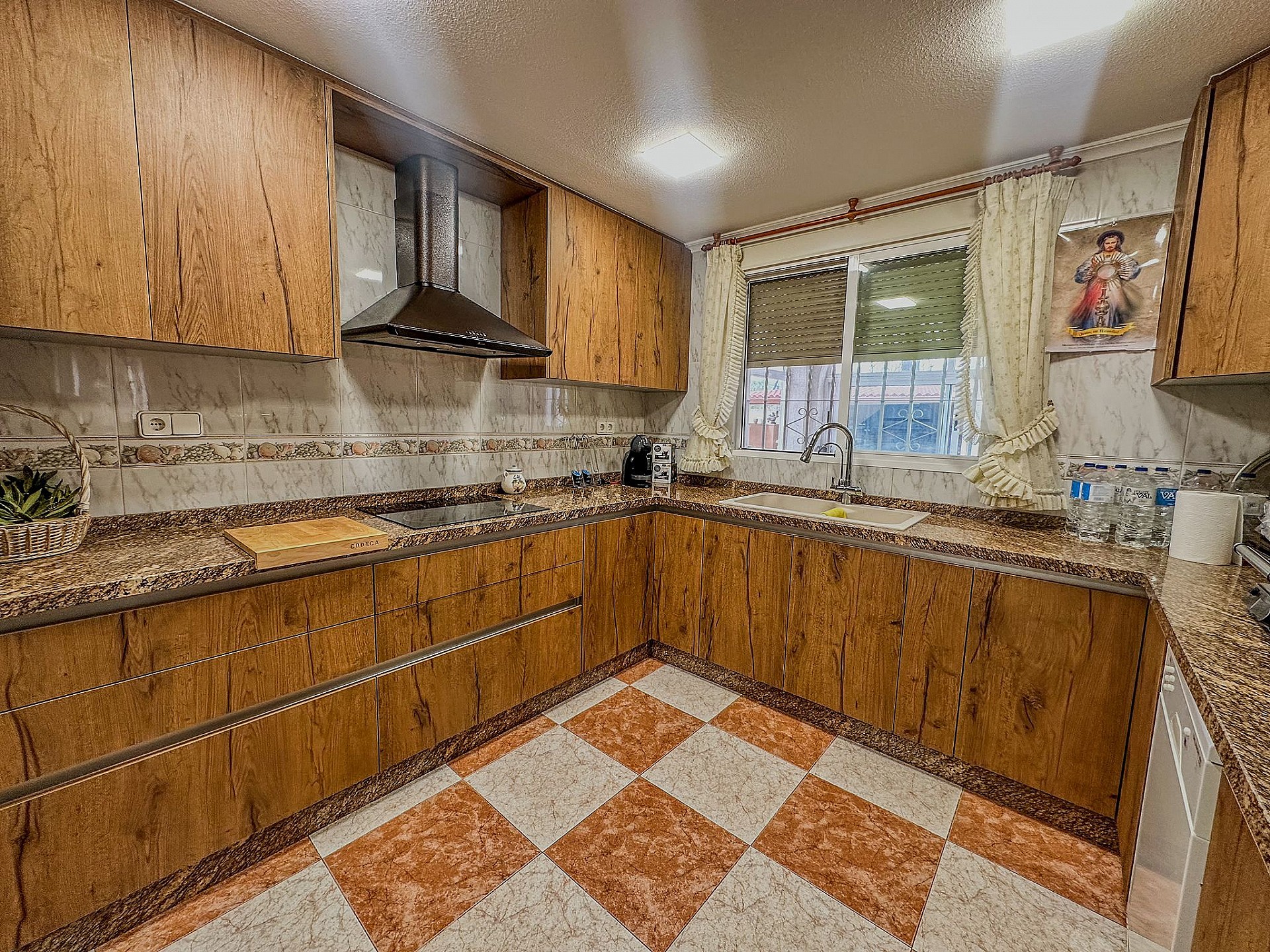 Resale - 5 Bedroom 3 Bathroom Villa in Sax -  - Alicante