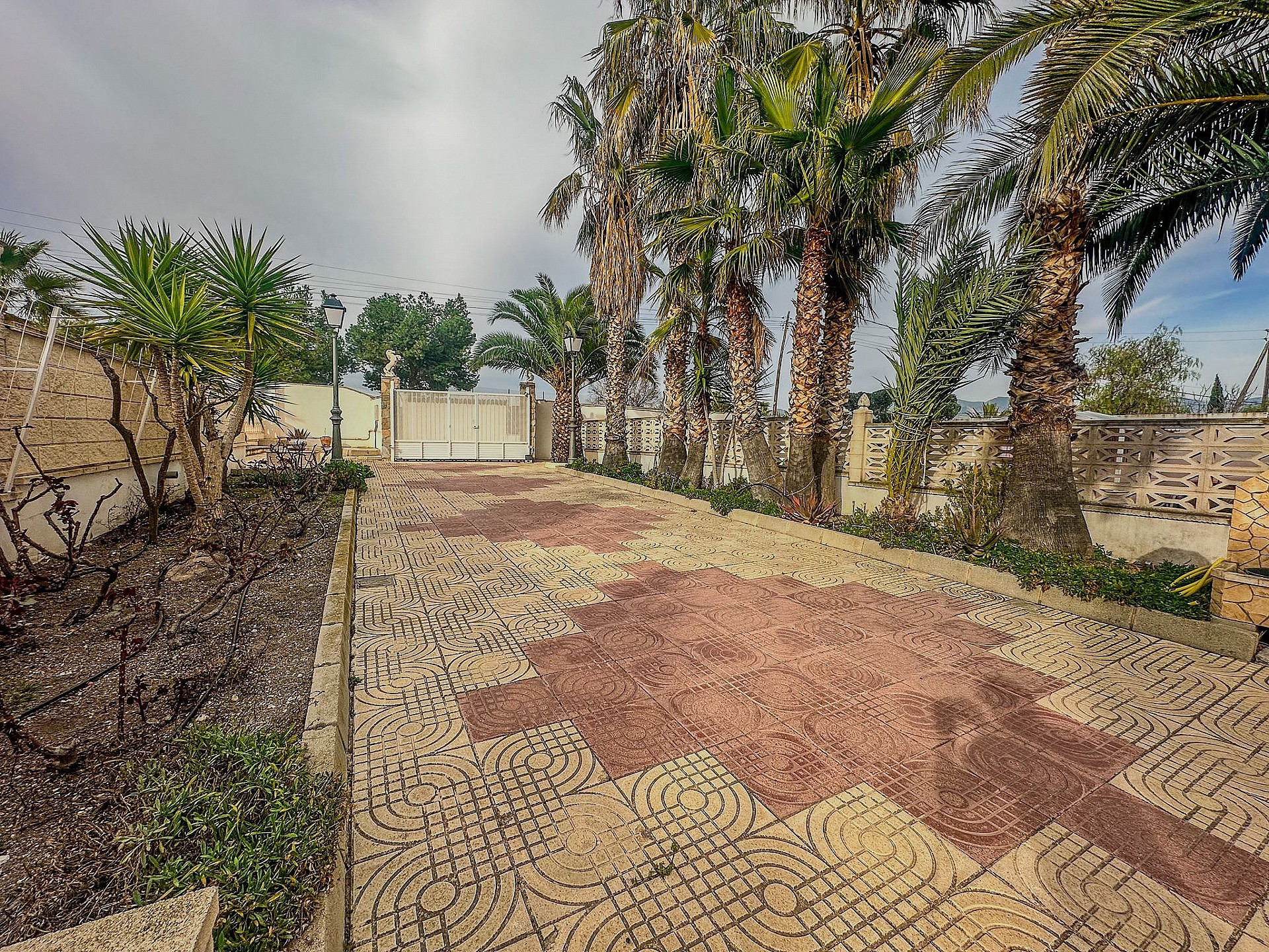 Resale - 5 Bedroom 3 Bathroom Villa in Sax -  - Alicante