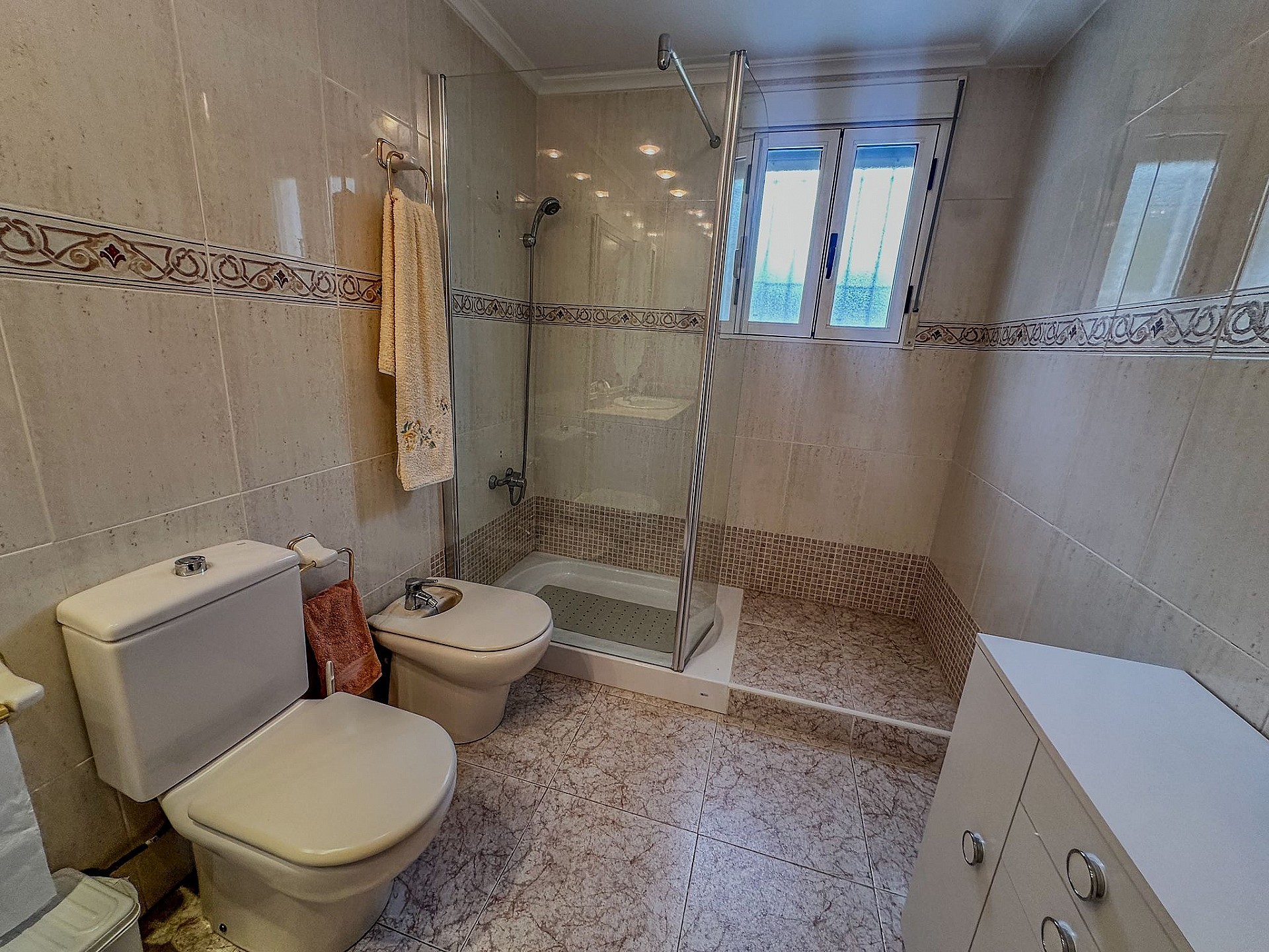 Resale - 5 Bedroom 3 Bathroom Villa in Sax -  - Alicante