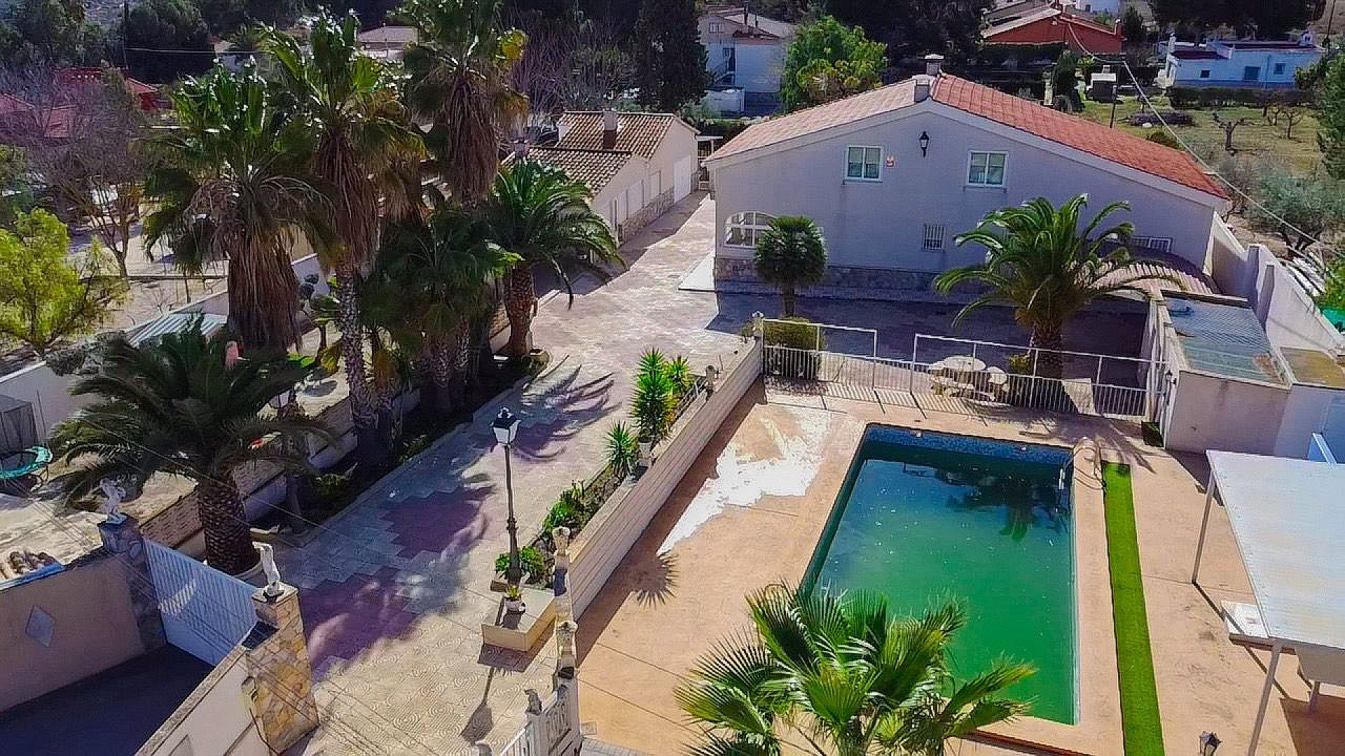 Resale - 5 Bedroom 3 Bathroom Villa in Sax -  - Alicante
