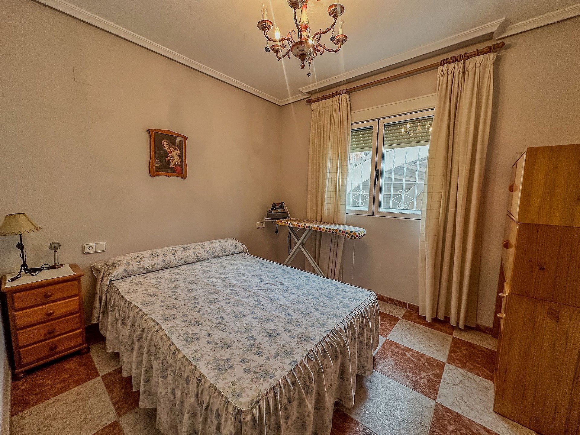 Resale - 5 Bedroom 3 Bathroom Villa in Sax -  - Alicante