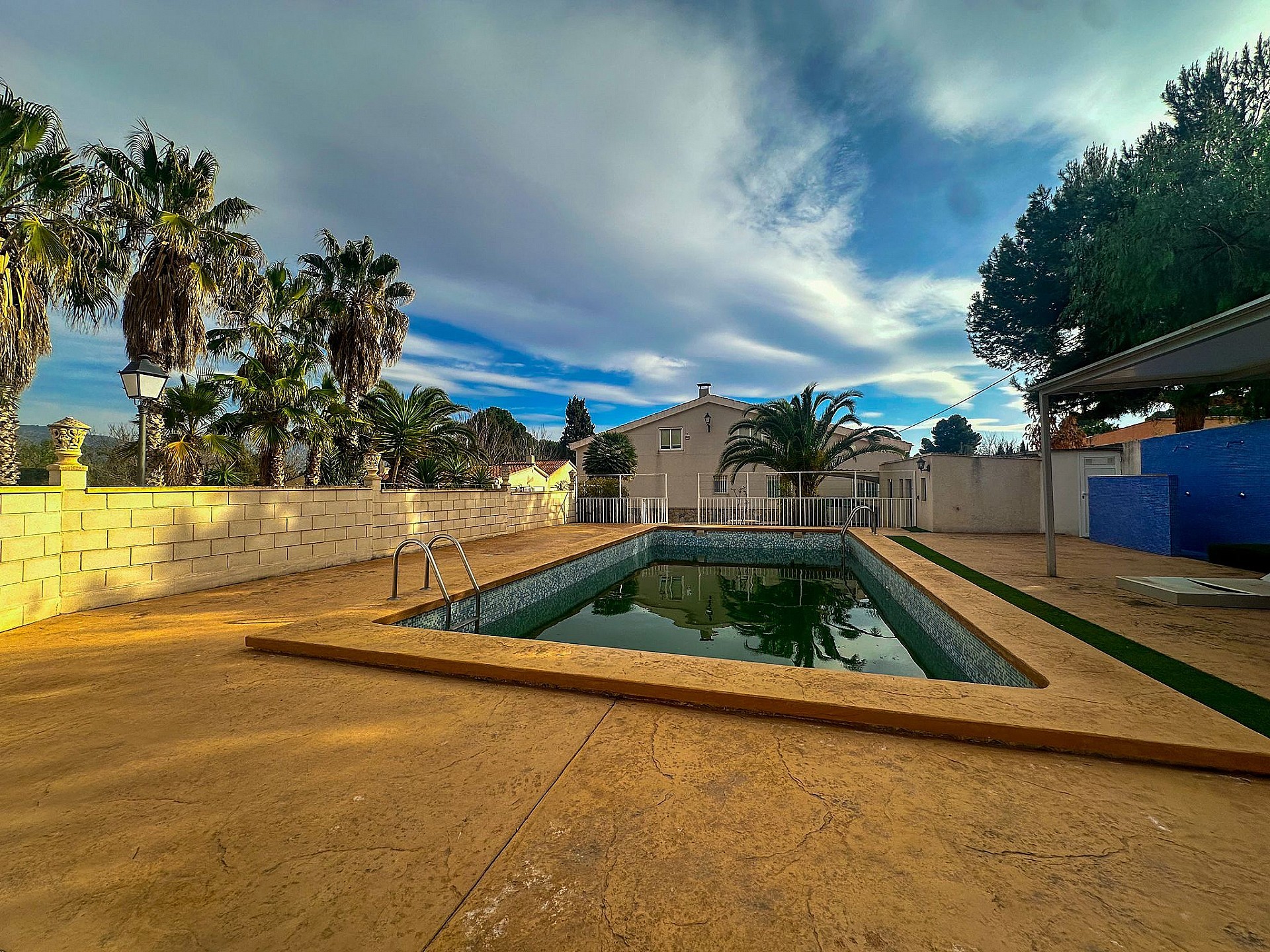 Resale - 5 Bedroom 3 Bathroom Villa in Sax -  - Alicante