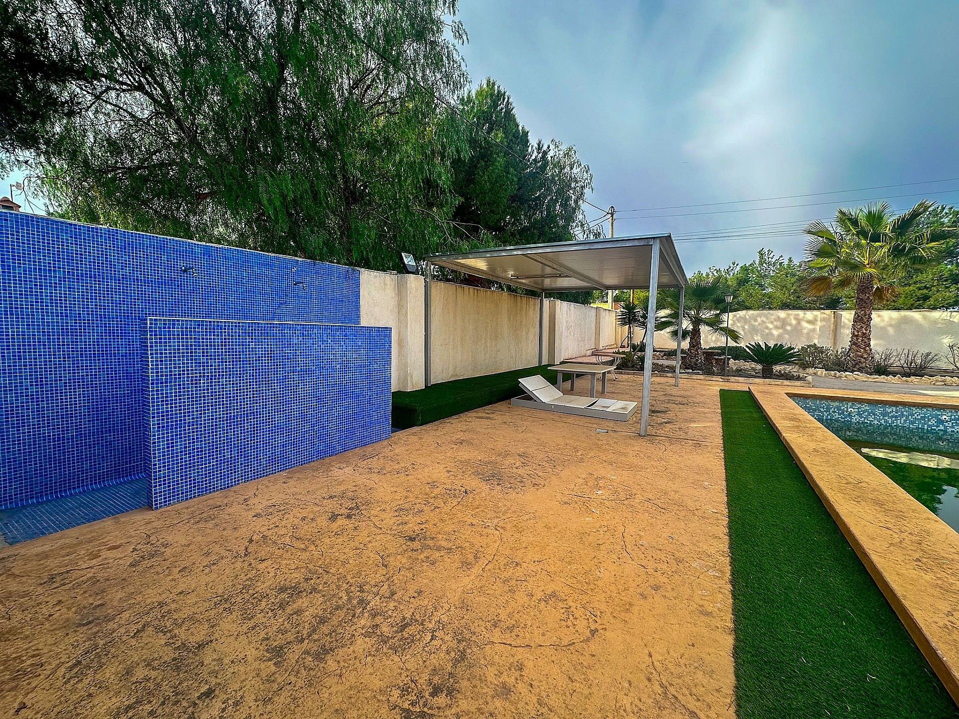 Resale - 5 Bedroom 3 Bathroom Villa in Sax -  - Alicante