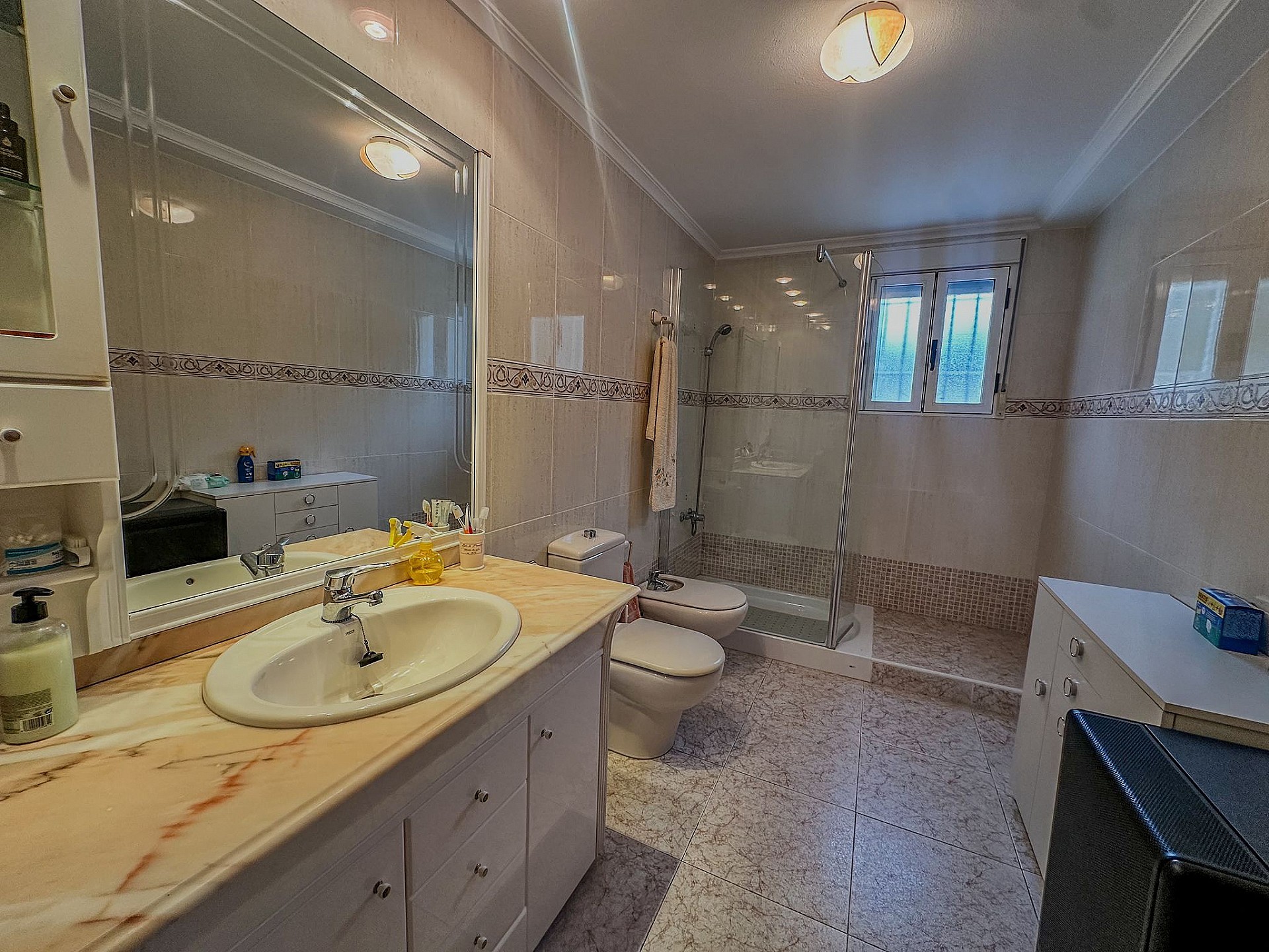 Resale - 5 Bedroom 3 Bathroom Villa in Sax -  - Alicante