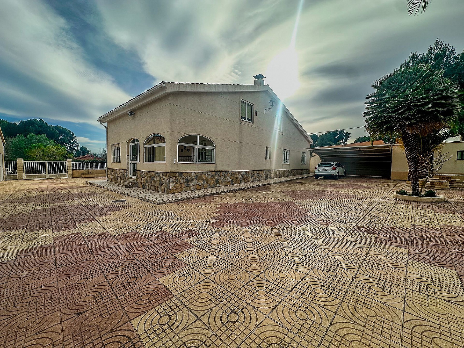 Resale - 5 Bedroom 3 Bathroom Villa in Sax -  - Alicante