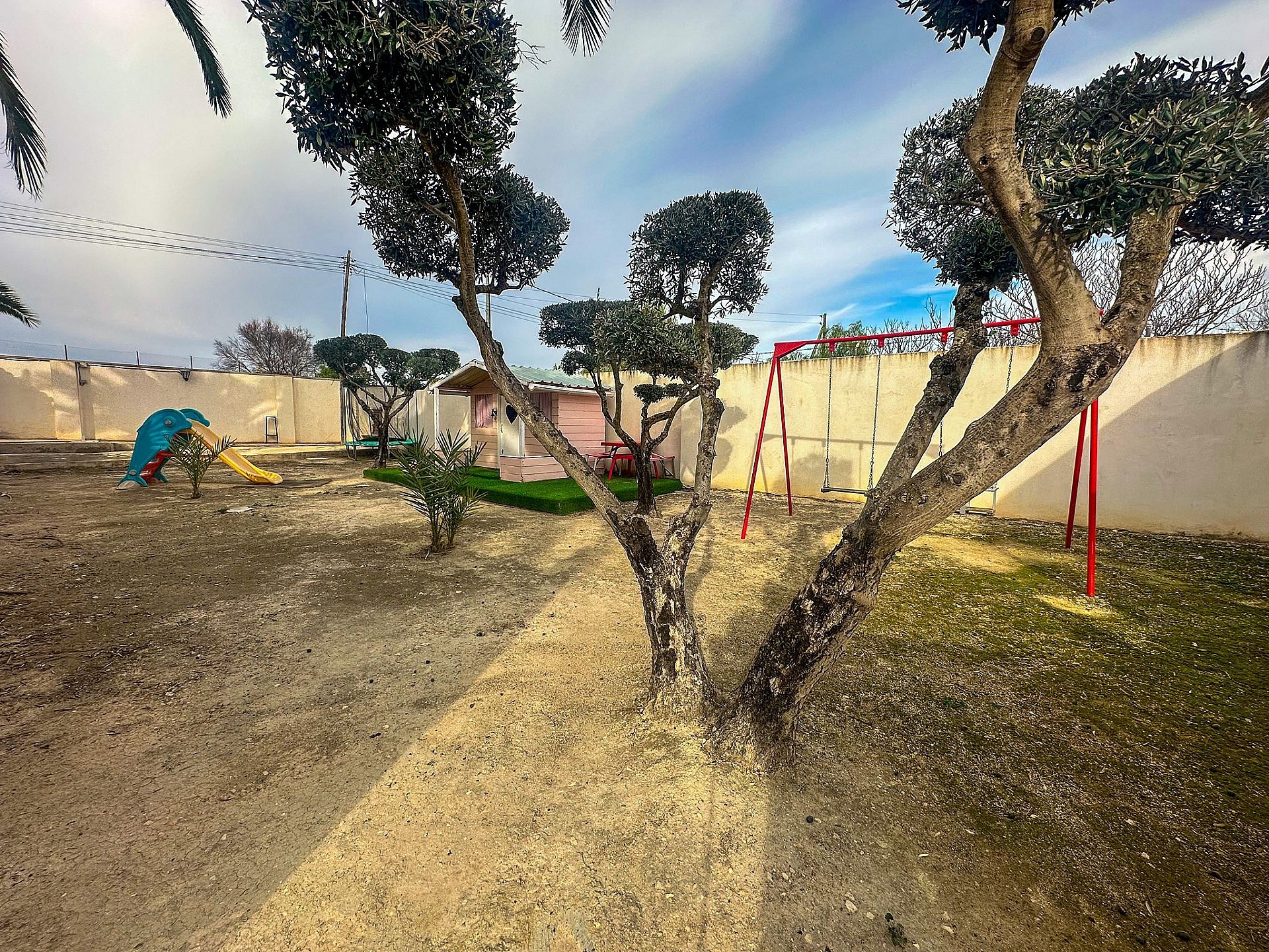 Resale - 5 Bedroom 3 Bathroom Villa in Sax -  - Alicante