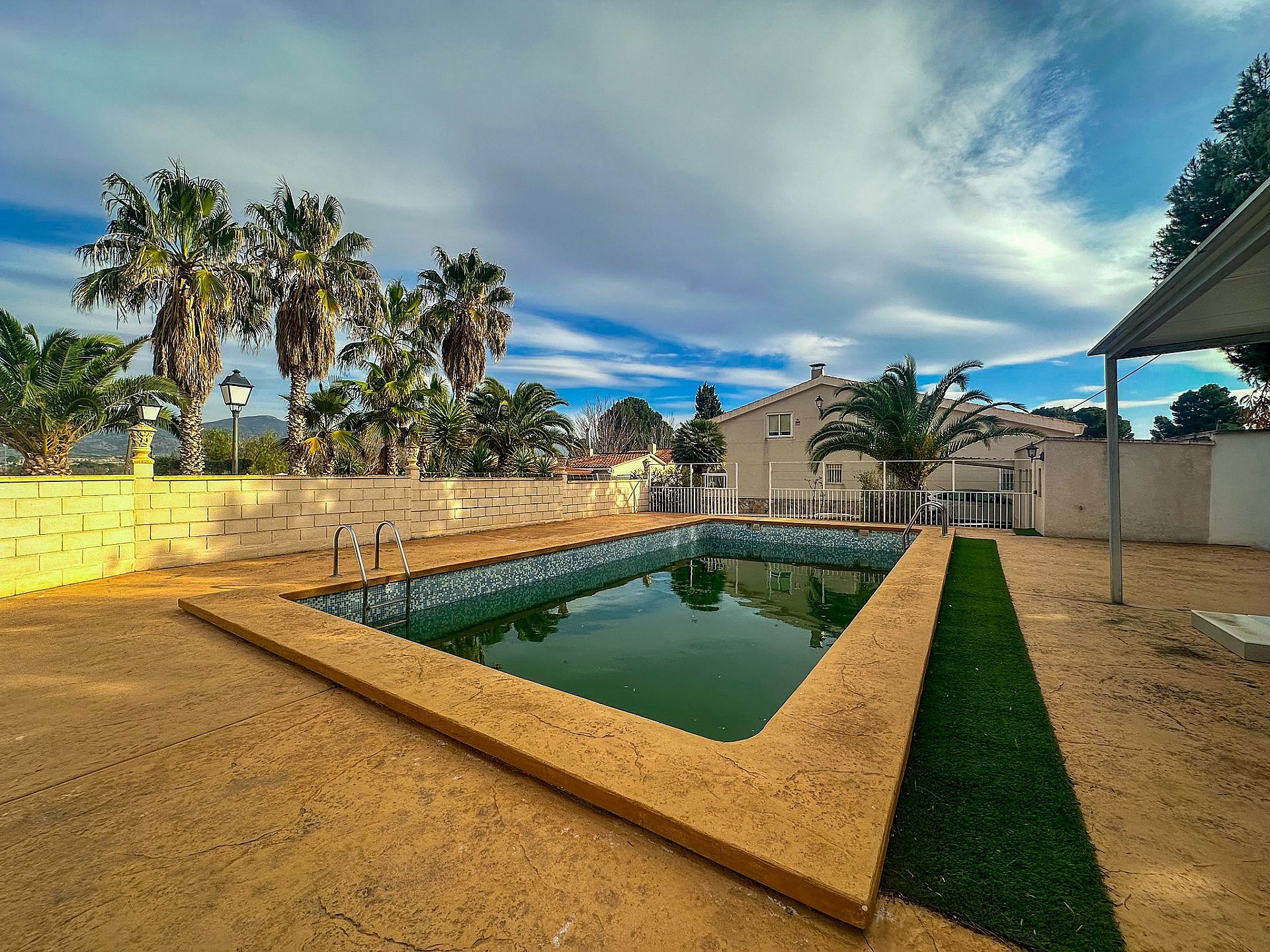 Resale - 5 Bedroom 3 Bathroom Villa in Sax -  - Alicante