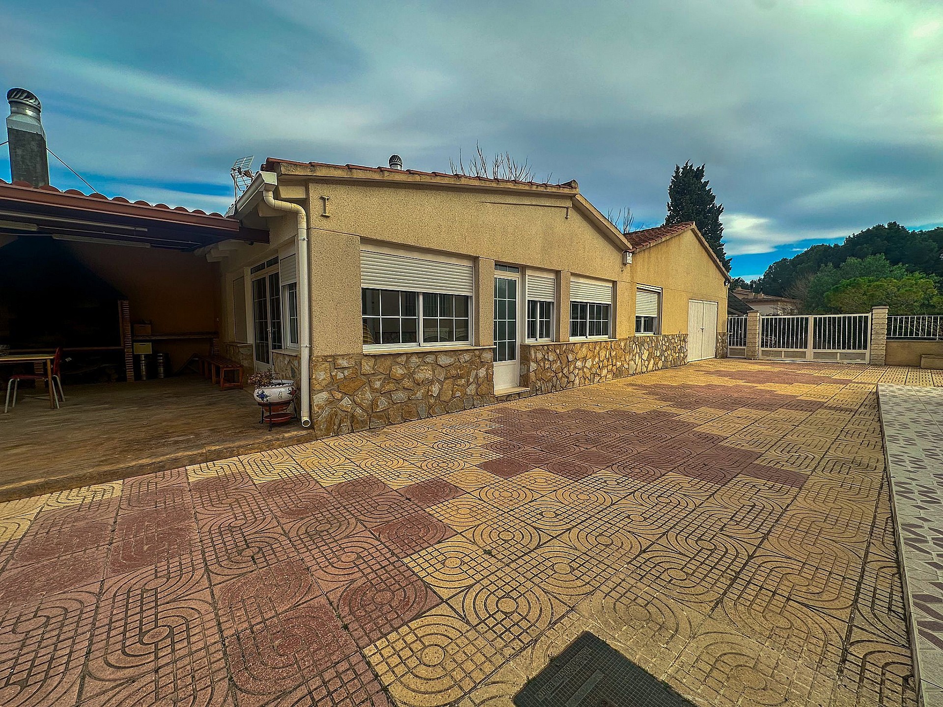 Resale - 5 Bedroom 3 Bathroom Villa in Sax -  - Alicante