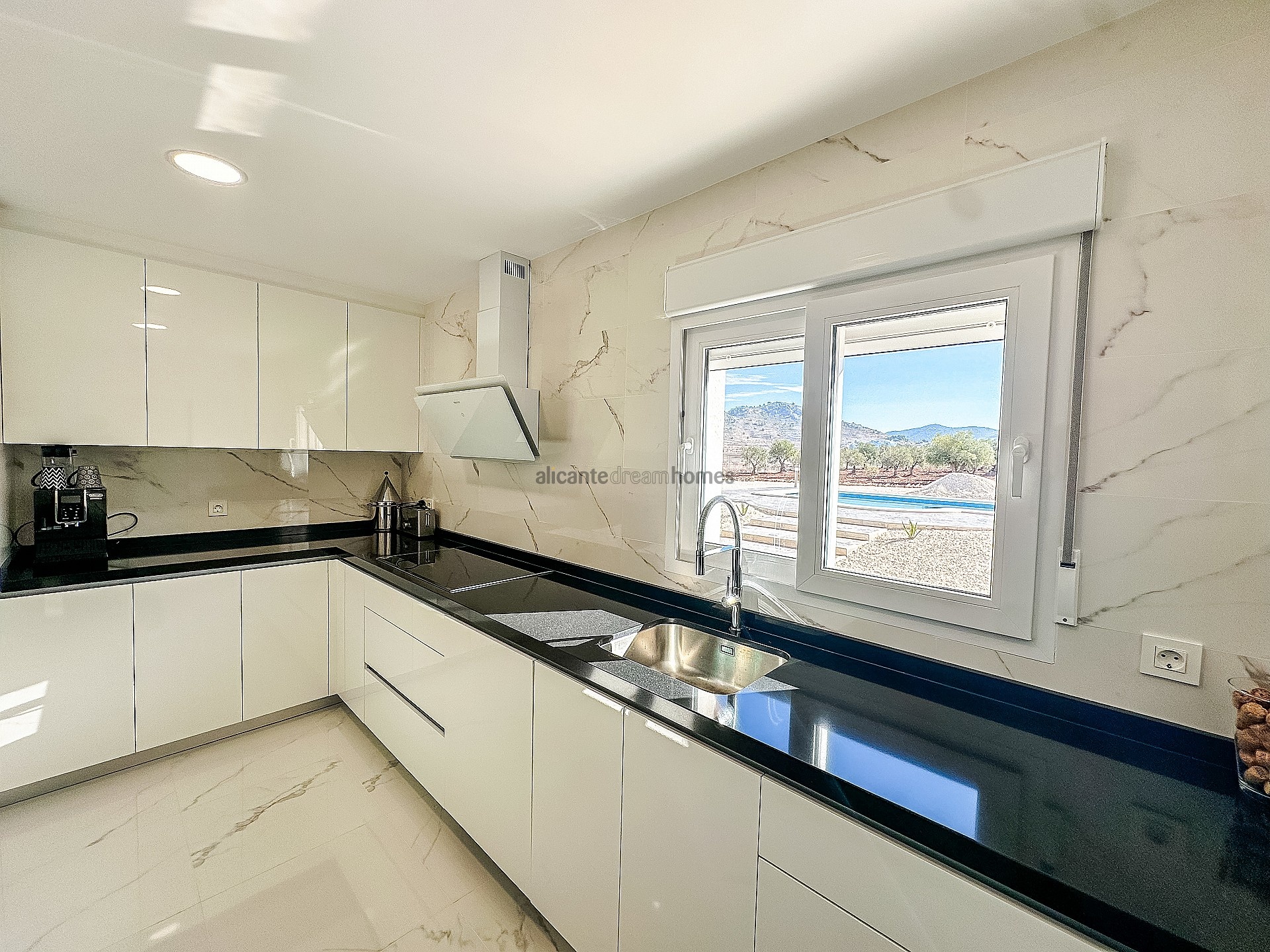 Resale - 4 Bedroom 3 Bathroom Villa in Pinoso - , Pinoso, Alicante, Spain - Alicante