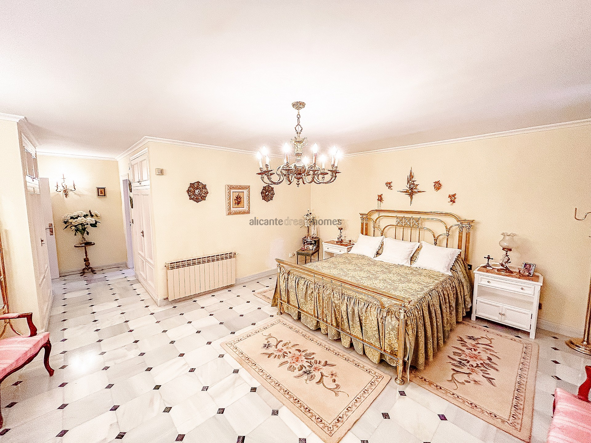 Resale - 6 Bedroom 4 Bathroom Villa in Monóvar -  - Alicante