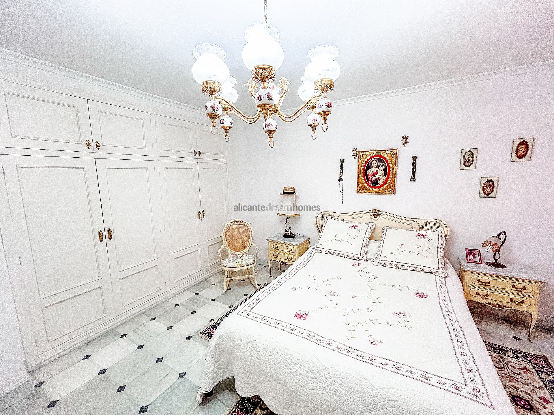 Resale - 6 Bedroom 4 Bathroom Villa in Monóvar -  - Alicante