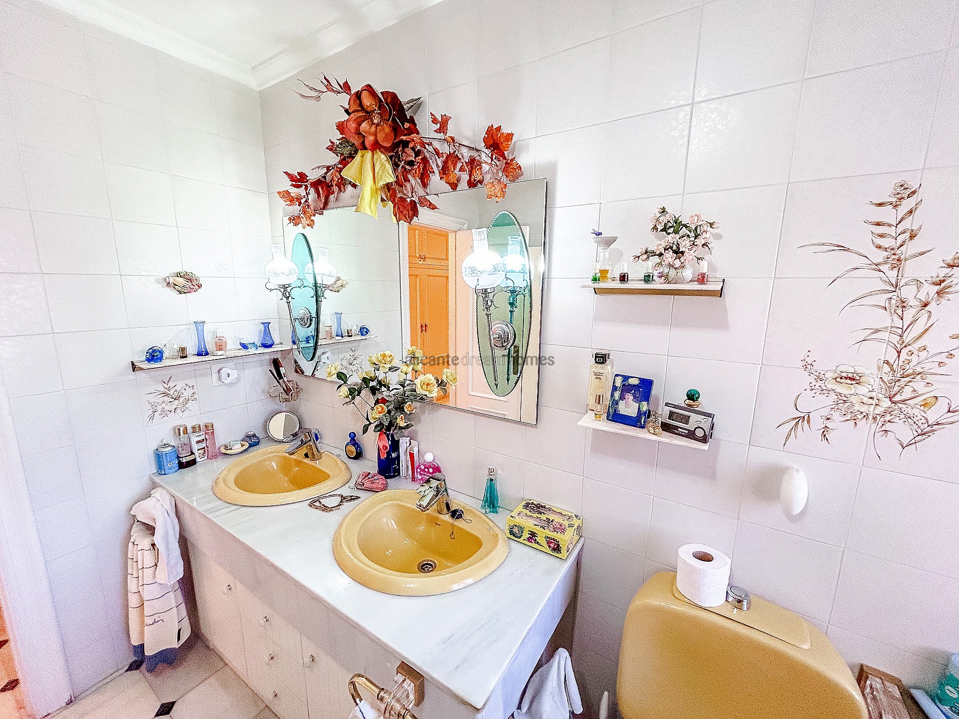 Resale - 6 Bedroom 4 Bathroom Villa in Monóvar -  - Alicante