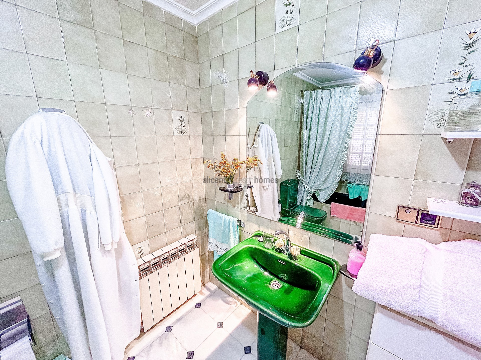 Resale - 6 Bedroom 4 Bathroom Villa in Monóvar -  - Alicante