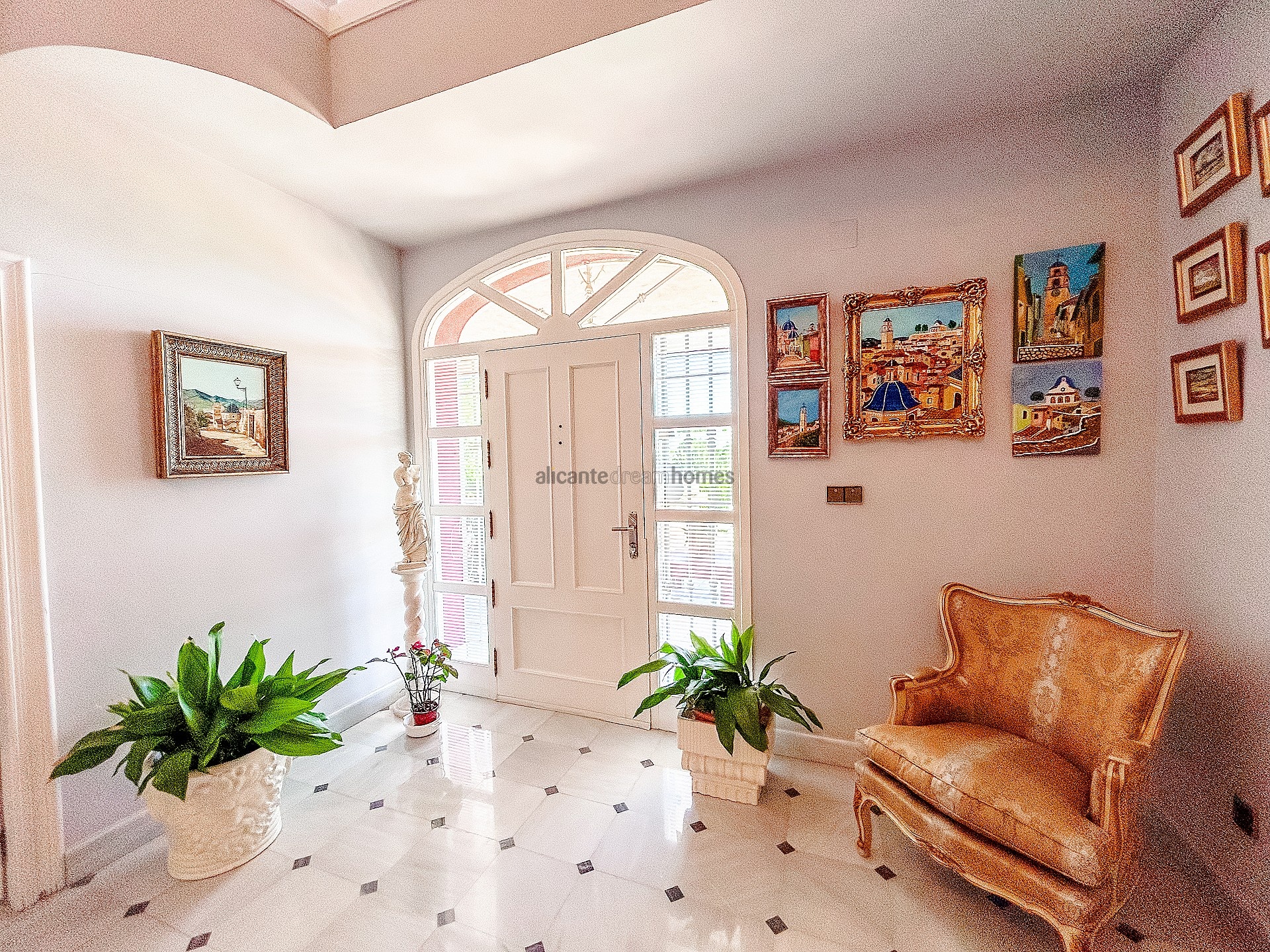 Resale - 6 Bedroom 4 Bathroom Villa in Monóvar -  - Alicante