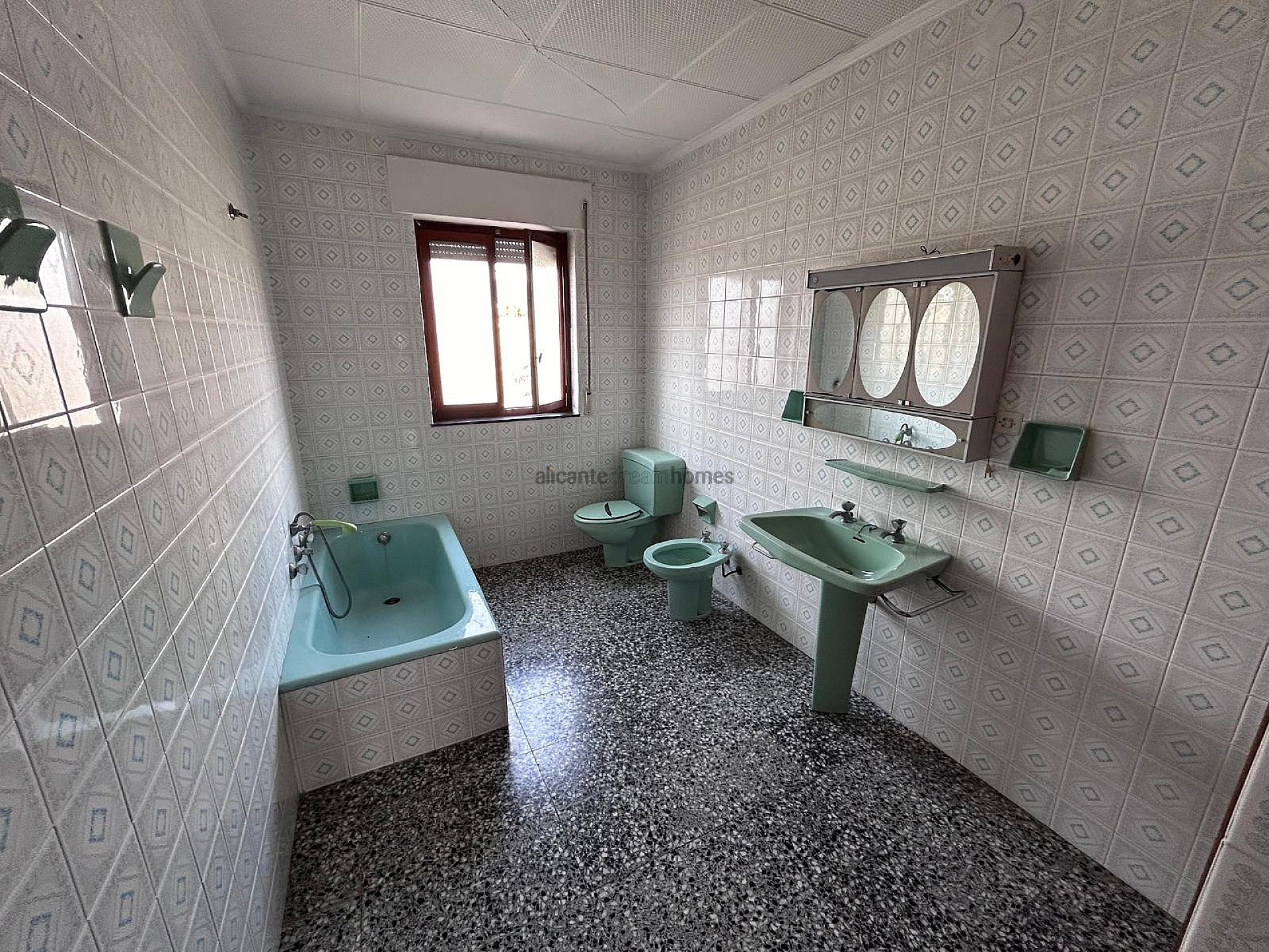 Resale - 6 Bedroom 2 Bathroom Villa in Monóvar -  - Alicante