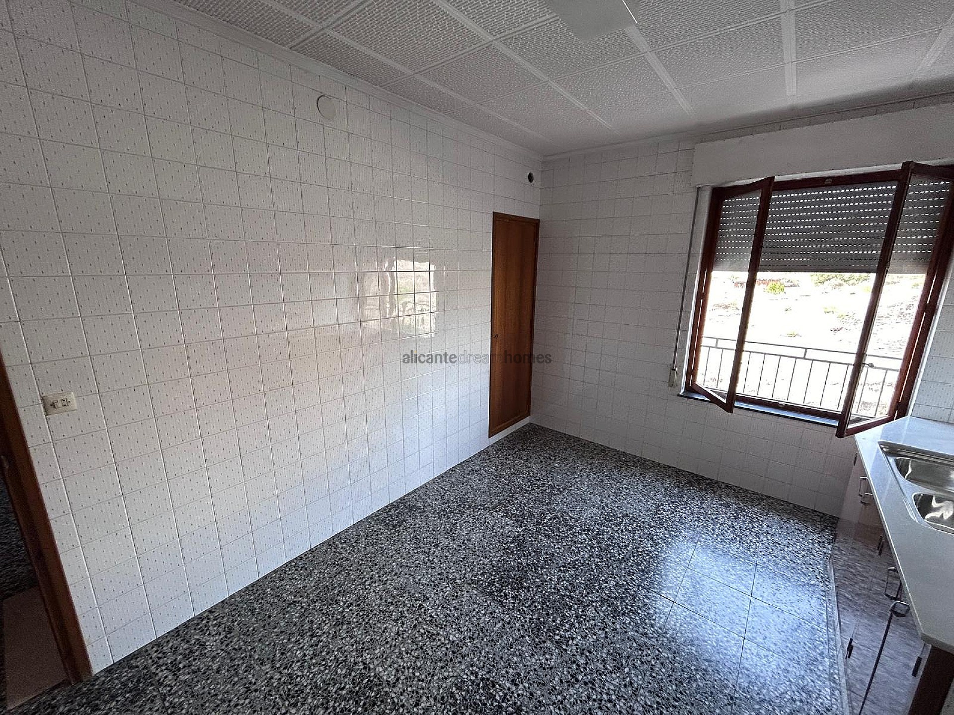 Resale - 6 Bedroom 2 Bathroom Villa in Monóvar -  - Alicante