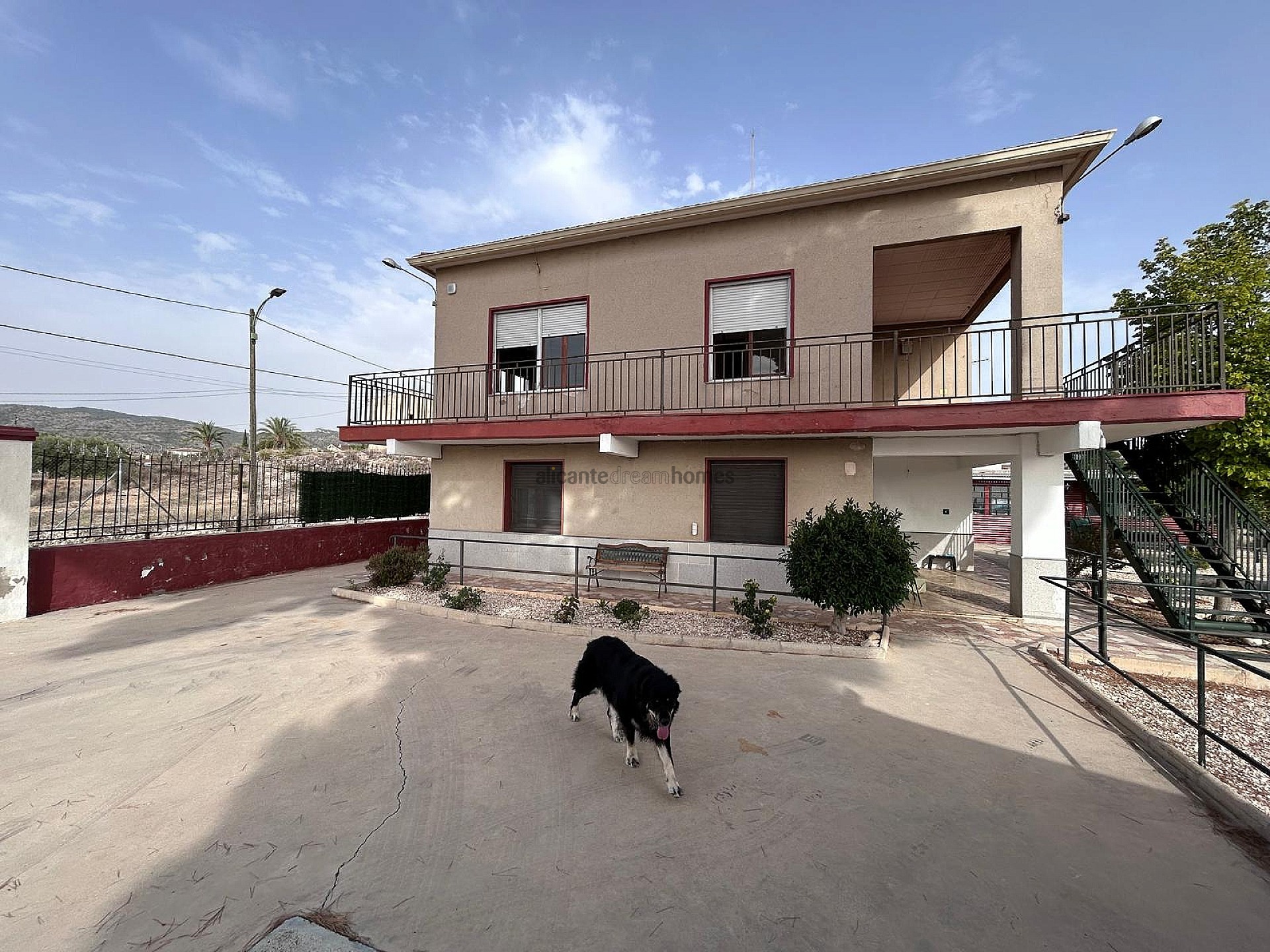 Resale - 6 Bedroom 2 Bathroom Villa in Monóvar -  - Alicante