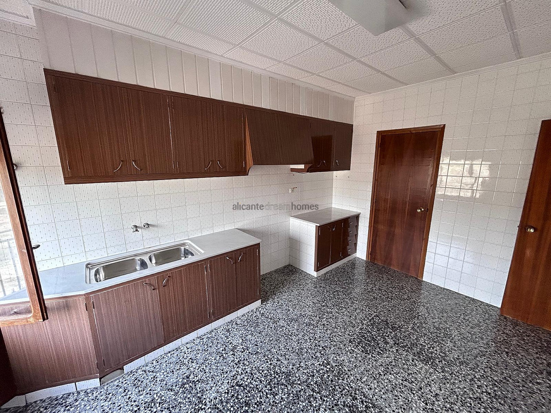 Resale - 6 Bedroom 2 Bathroom Villa in Monóvar -  - Alicante
