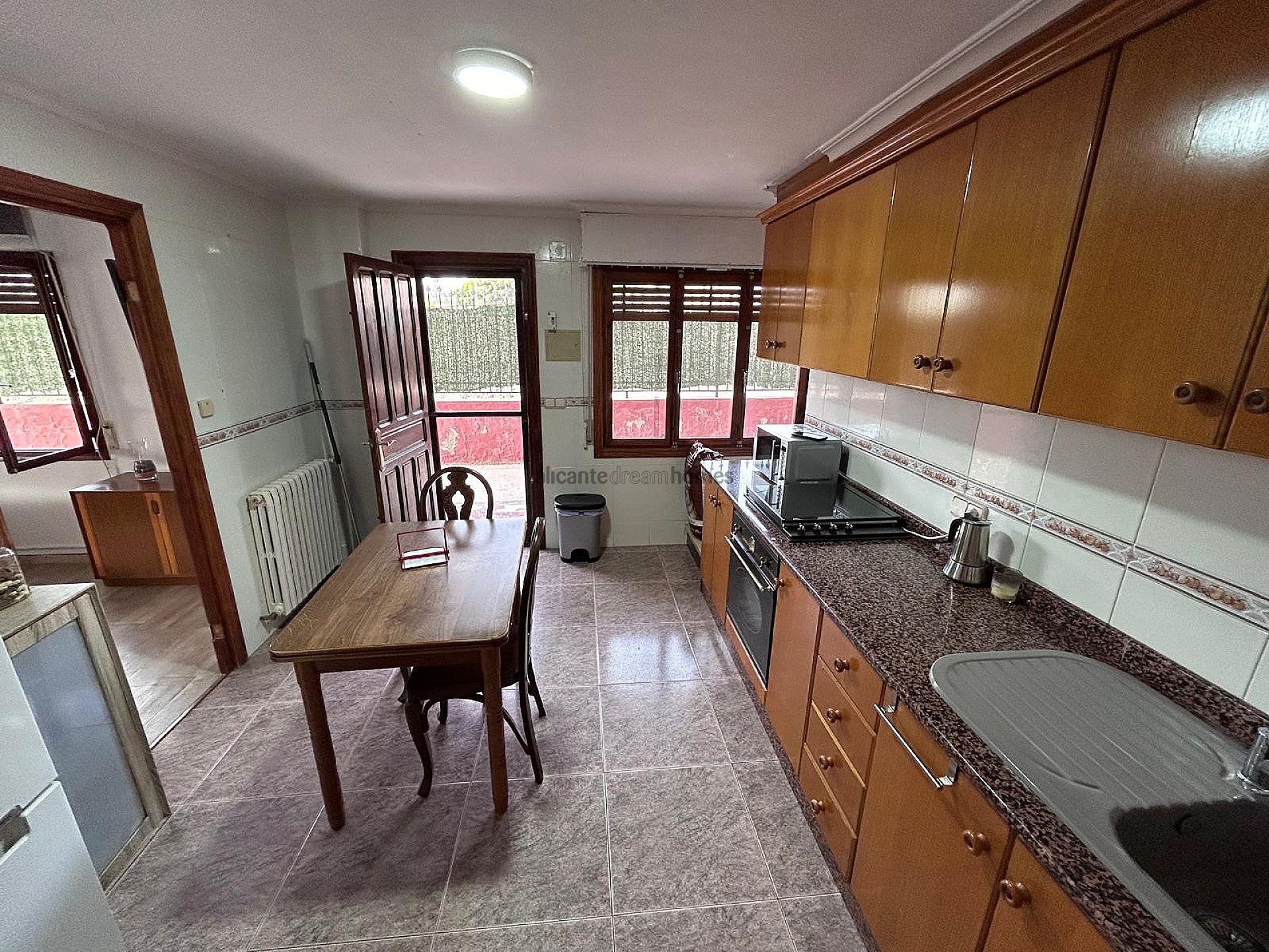 Resale - 6 Bedroom 2 Bathroom Villa in Monóvar -  - Alicante