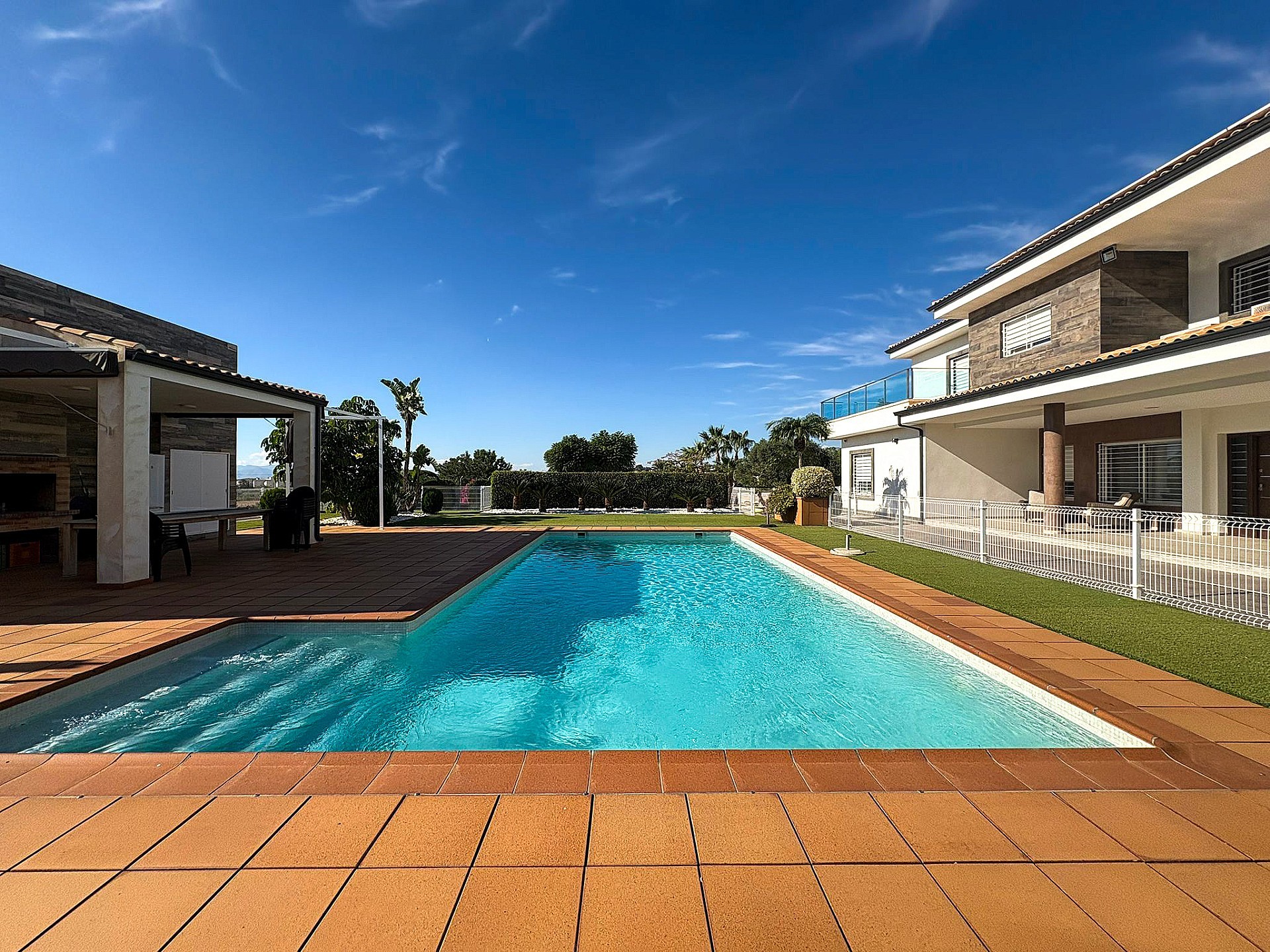 Resale - 8 Bedroom 7 Bathroom Villa in Crevillente -  - Alicante
