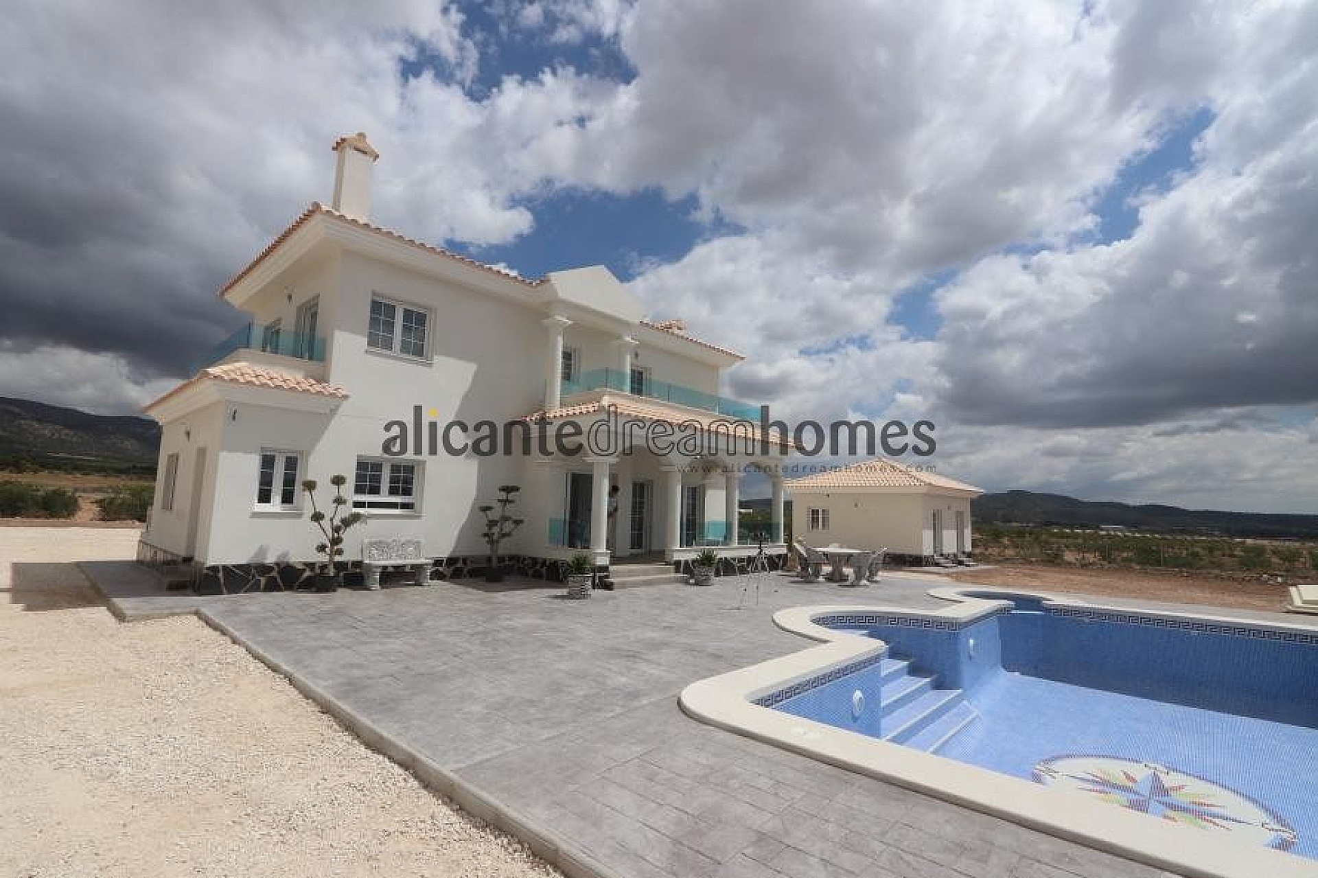 Resale - 4 Bedroom 3 Bathroom Villa in Pinoso -  - Alicante