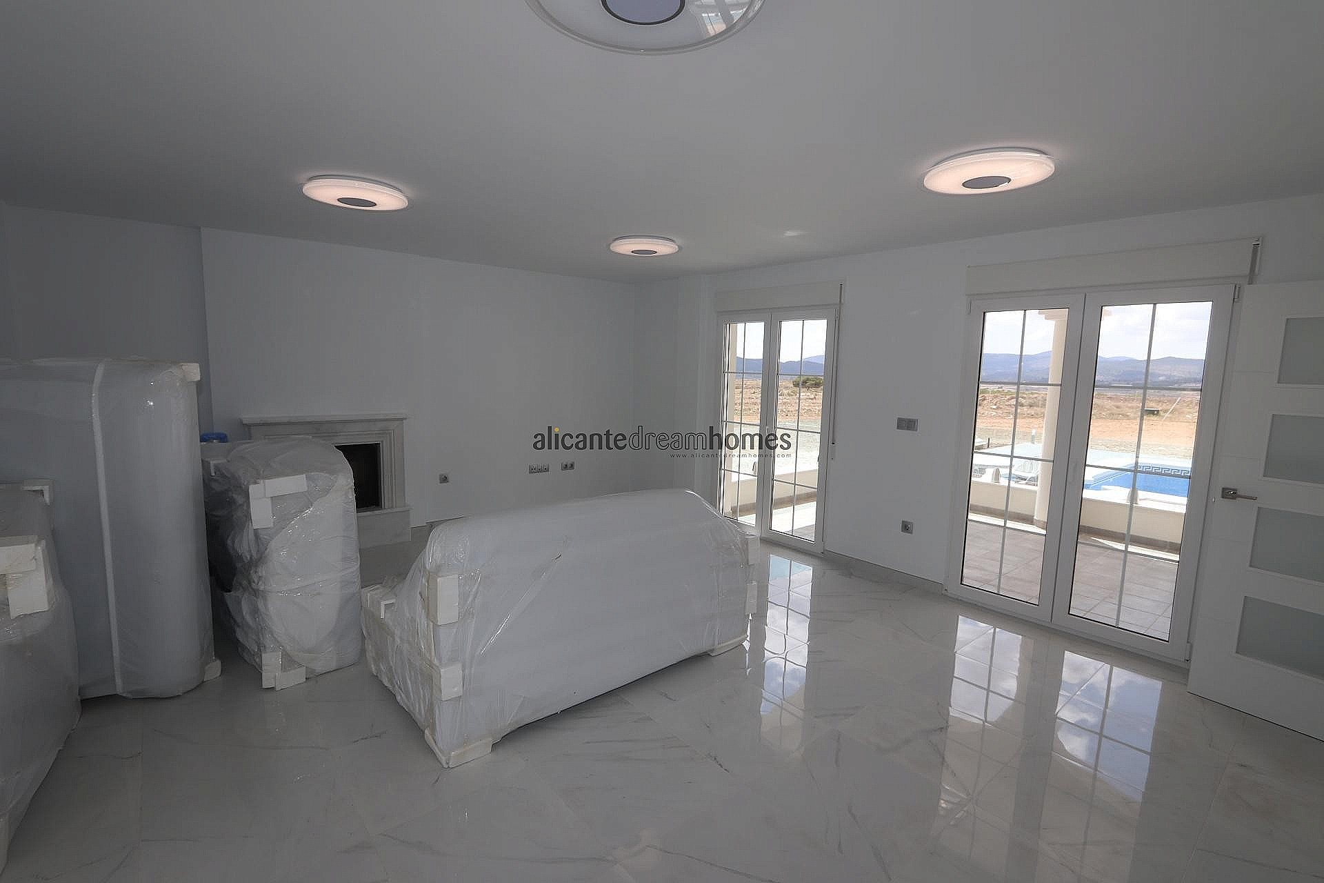 Resale - 4 Bedroom 3 Bathroom Villa in Pinoso -  - Alicante