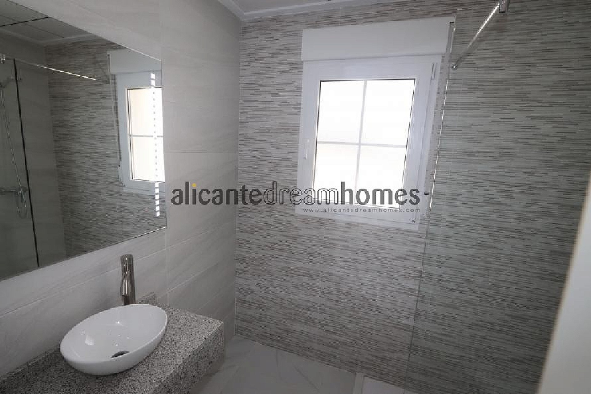 Resale - 4 Bedroom 3 Bathroom Villa in Pinoso -  - Alicante