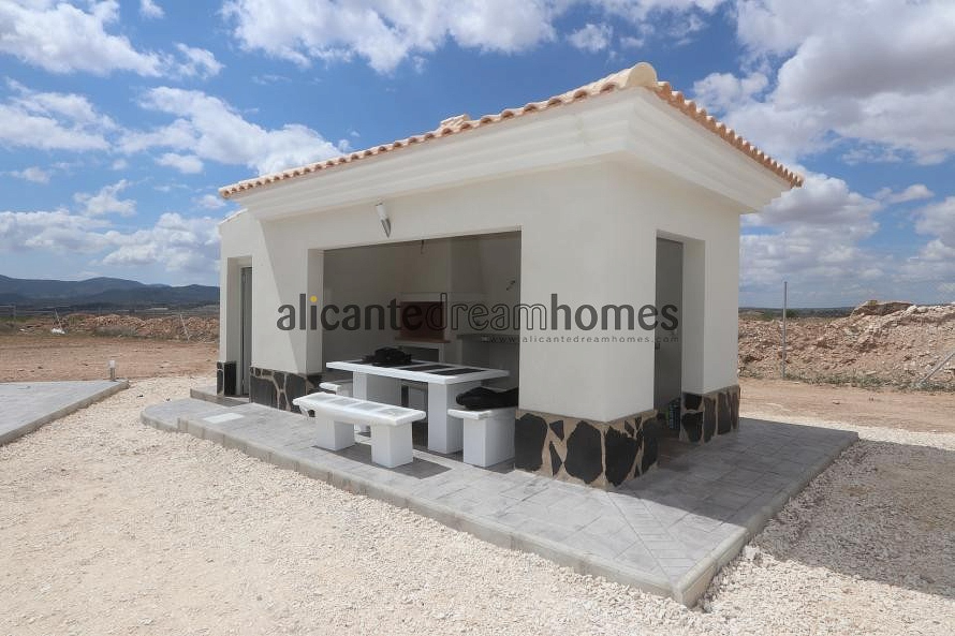 Resale - 4 Bedroom 3 Bathroom Villa in Pinoso -  - Alicante
