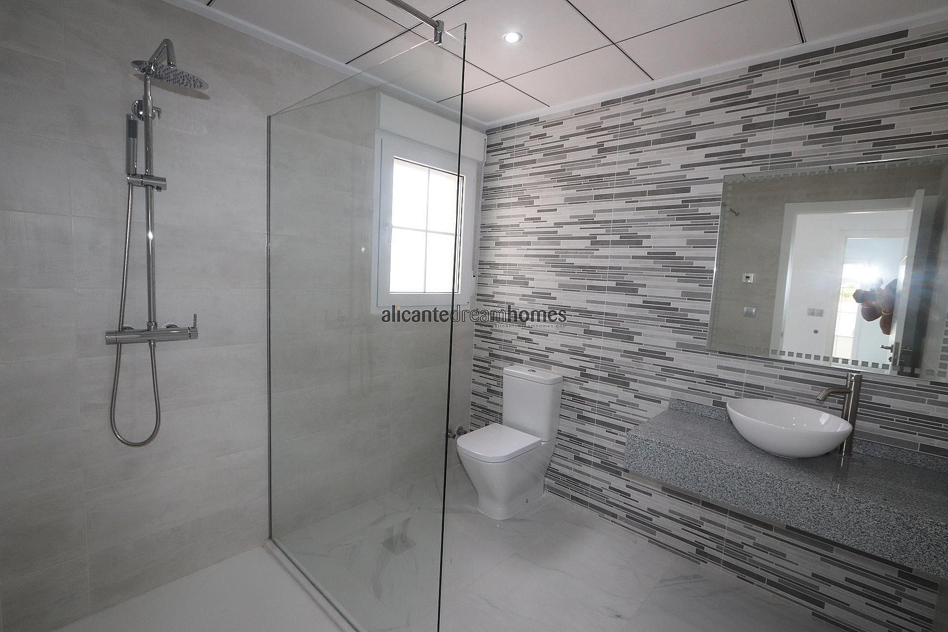 Resale - 4 Bedroom 3 Bathroom Villa in Pinoso -  - Alicante