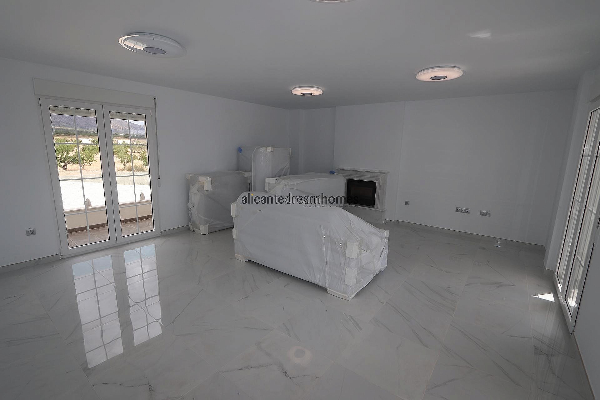 Resale - 4 Bedroom 3 Bathroom Villa in Pinoso -  - Alicante
