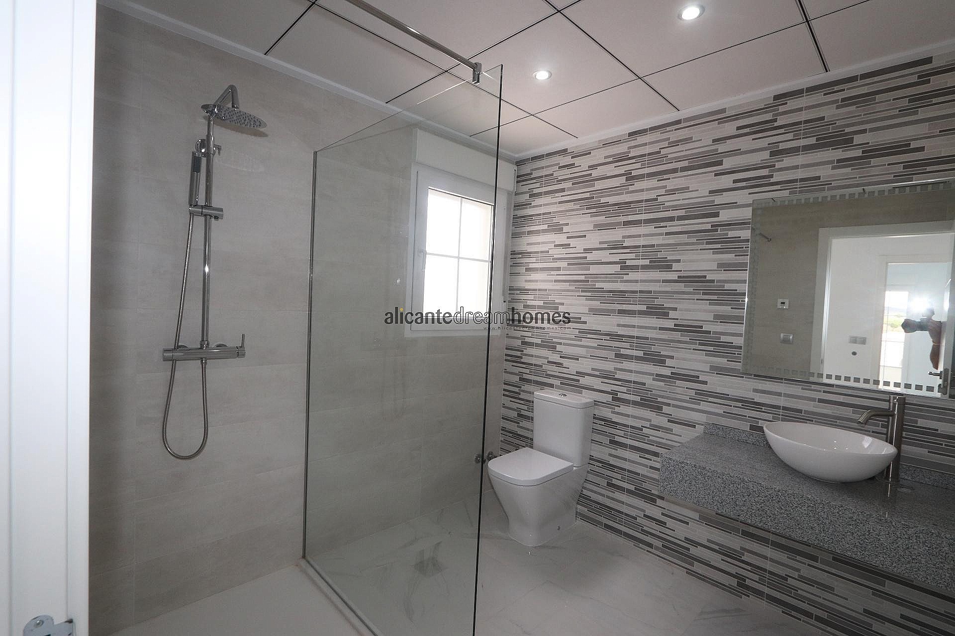 Resale - 4 Bedroom 3 Bathroom Villa in Pinoso -  - Alicante