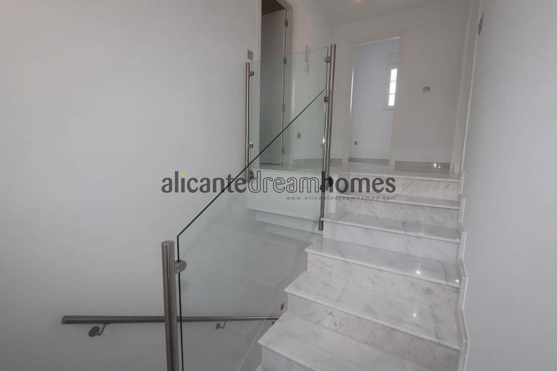 Resale - 4 Bedroom 3 Bathroom Villa in Pinoso -  - Alicante