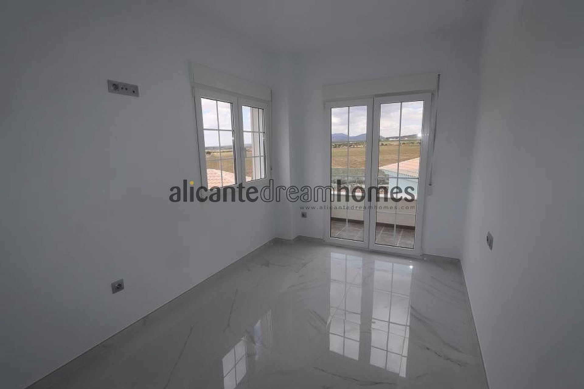 Resale - 4 Bedroom 3 Bathroom Villa in Pinoso -  - Alicante