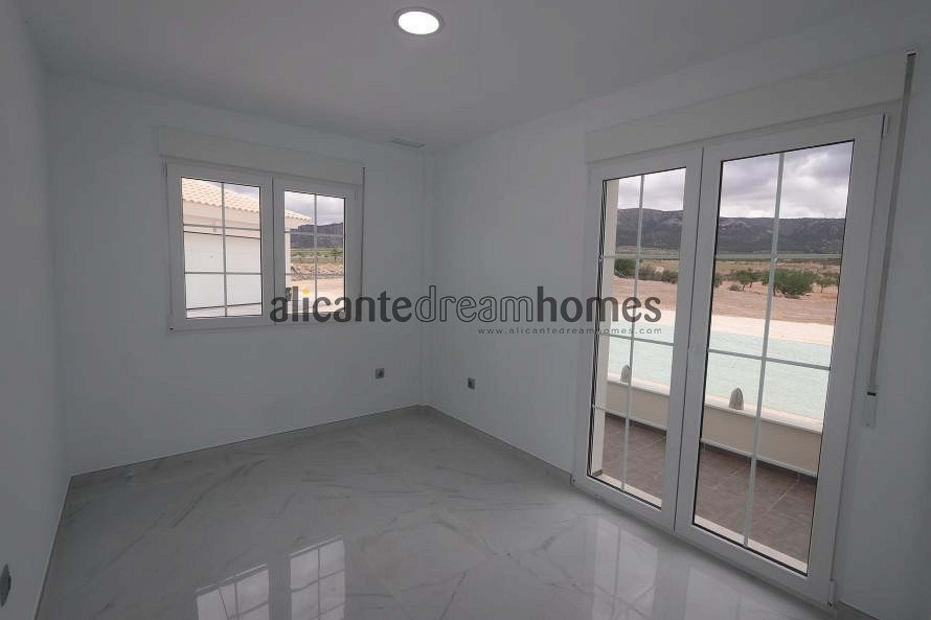 Resale - 4 Bedroom 3 Bathroom Villa in Pinoso -  - Alicante